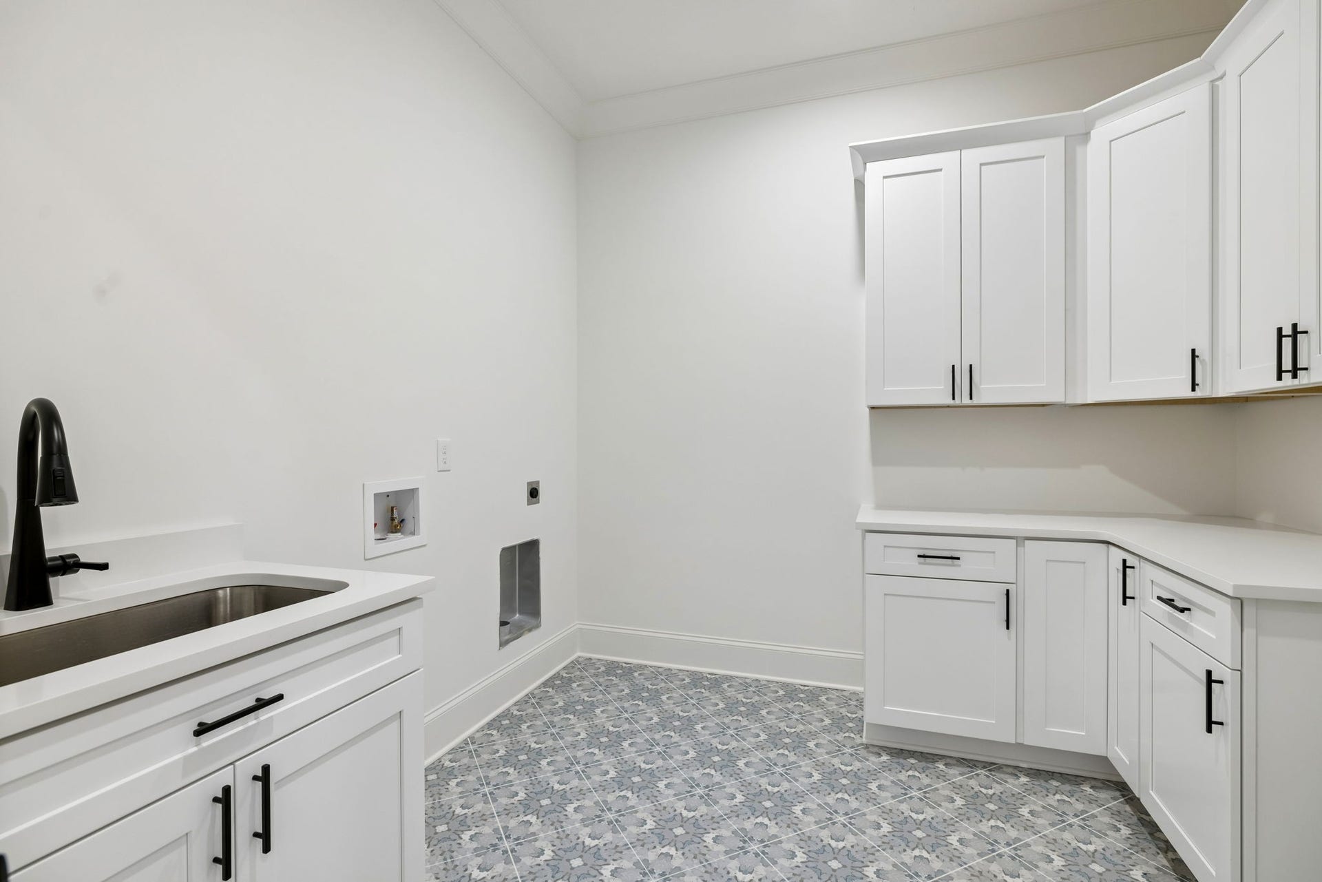 2472 Taylor Rd, Columbia, TN 38401 Large laundry room with sink