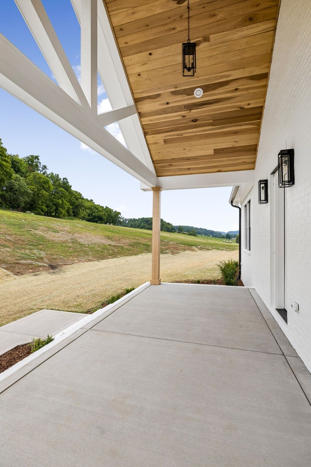 2472 Taylor Rd, Columbia, TN 38401 Covered back porch
