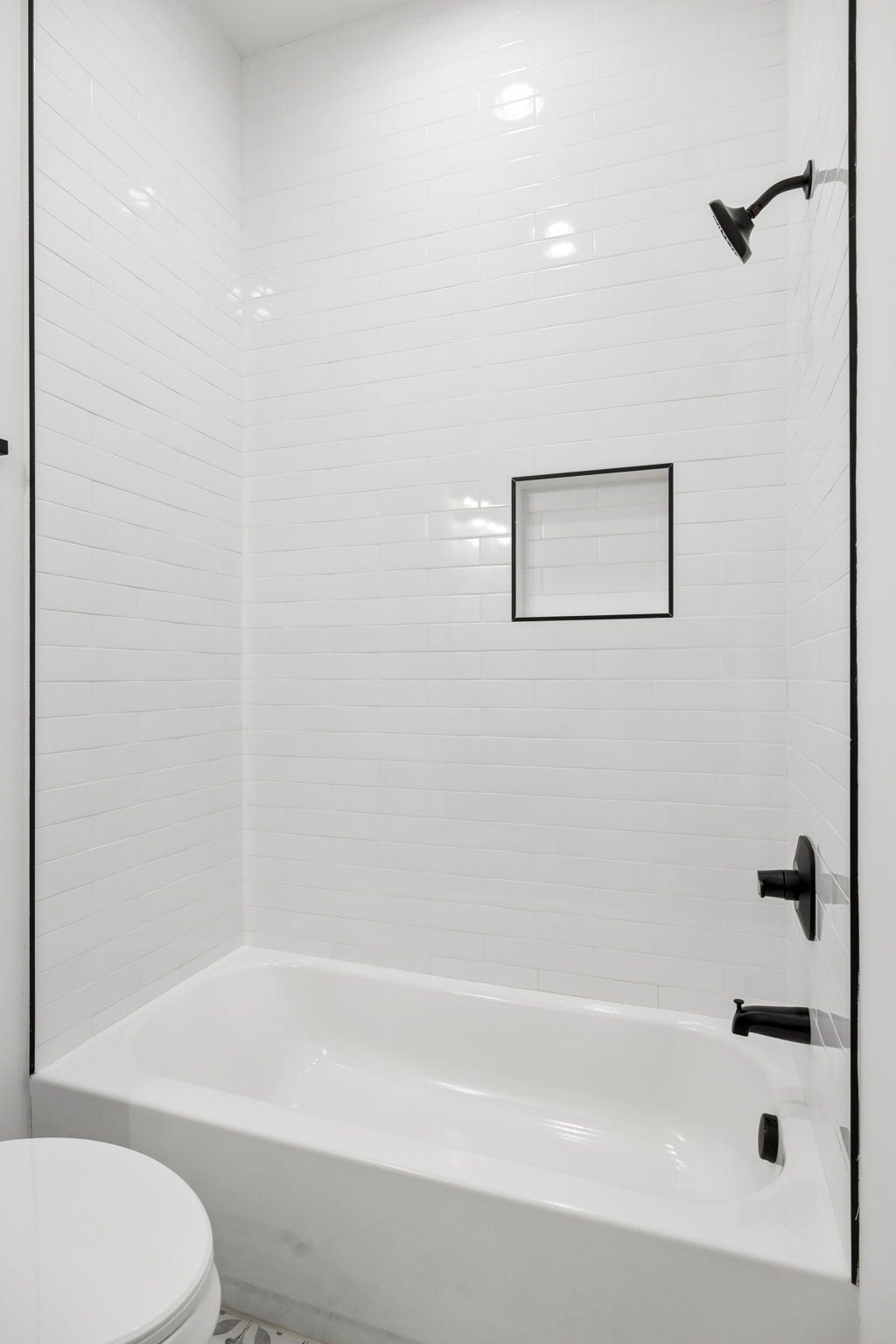 2472 Taylor Rd, Columbia, TN 38401 Tiled tub surround