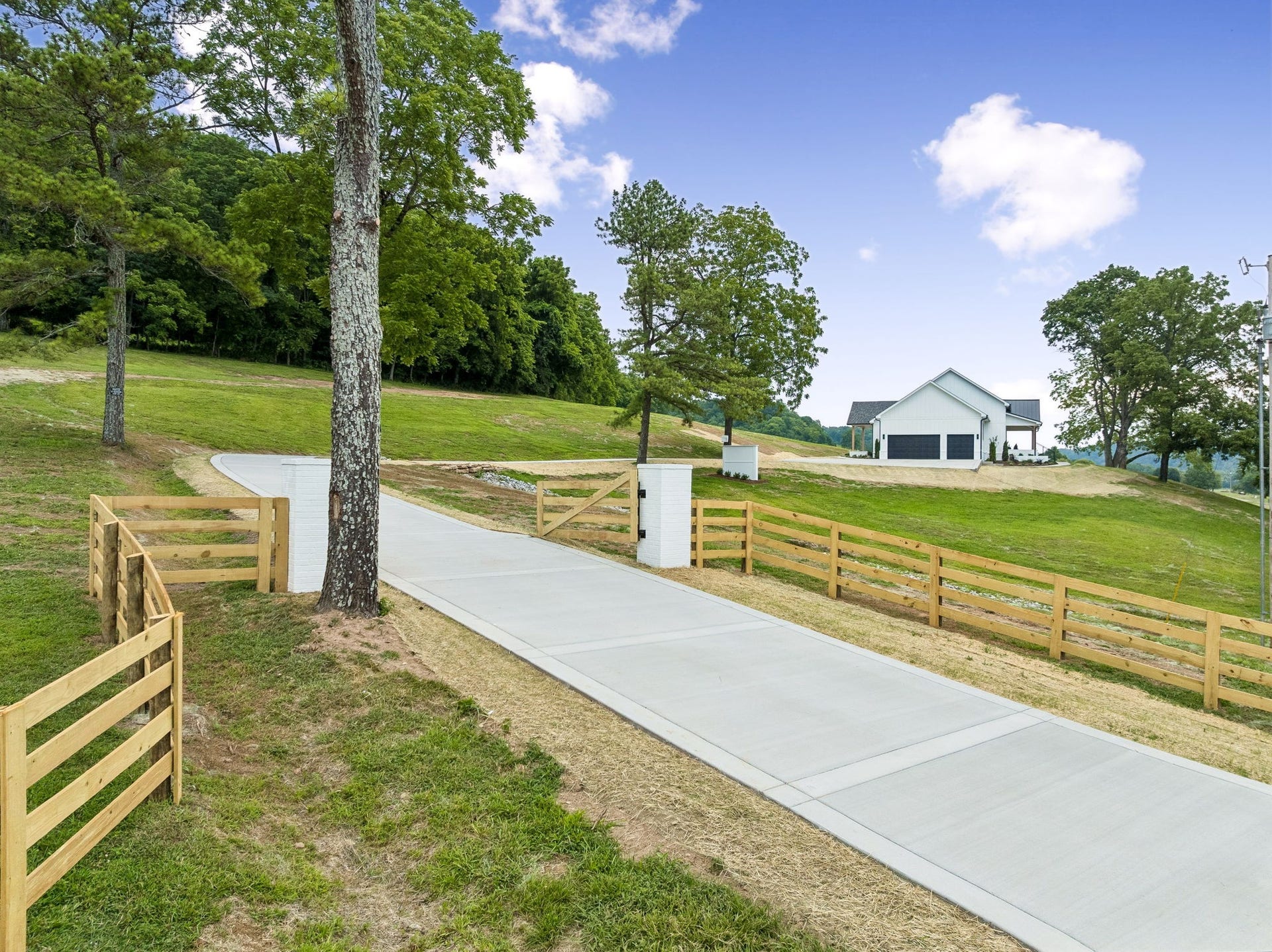 2472 Taylor Rd, Columbia, TN 38401 New fence/gate and concrete driveway