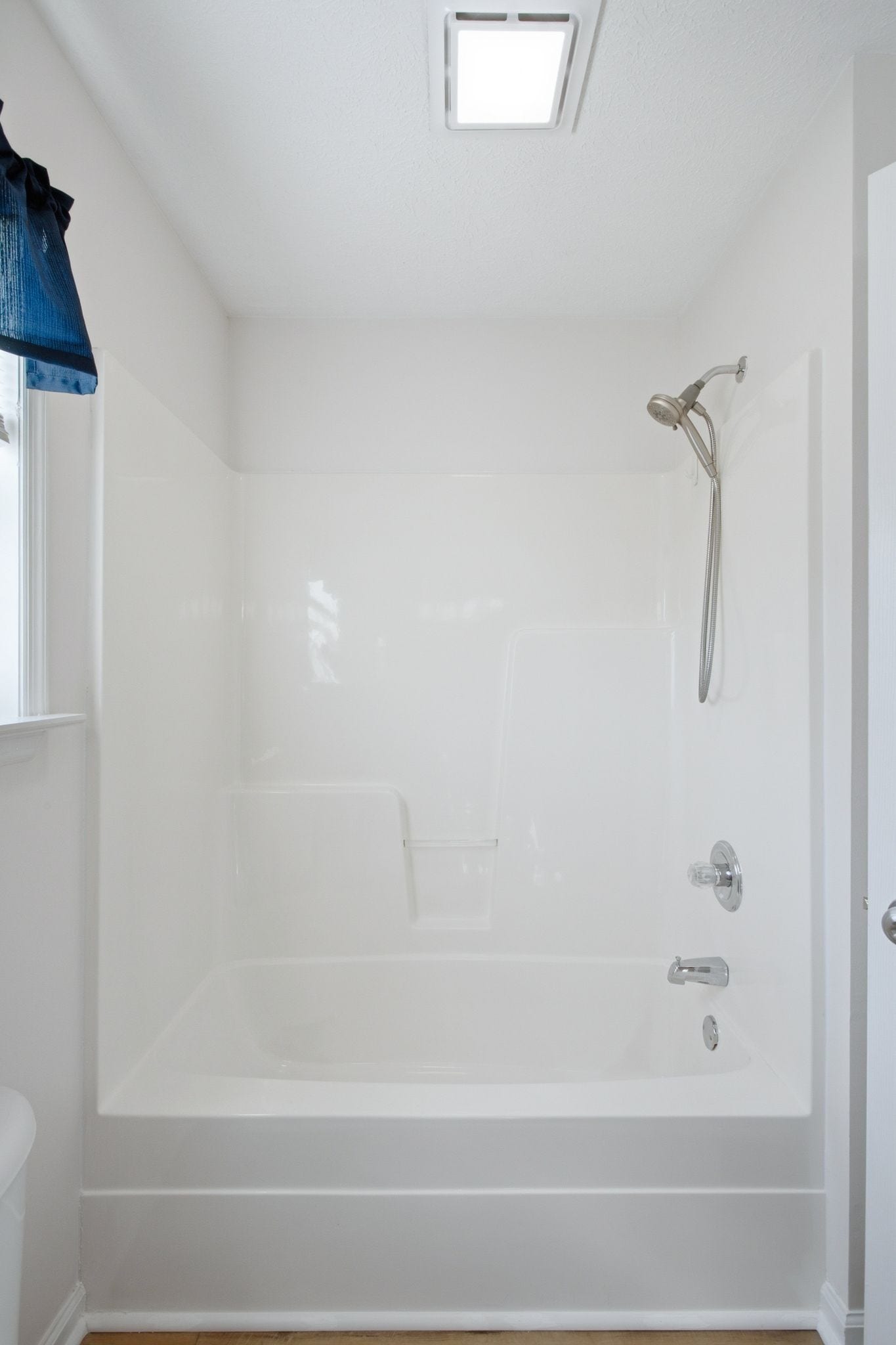 Primary bathroom combo tub/shower