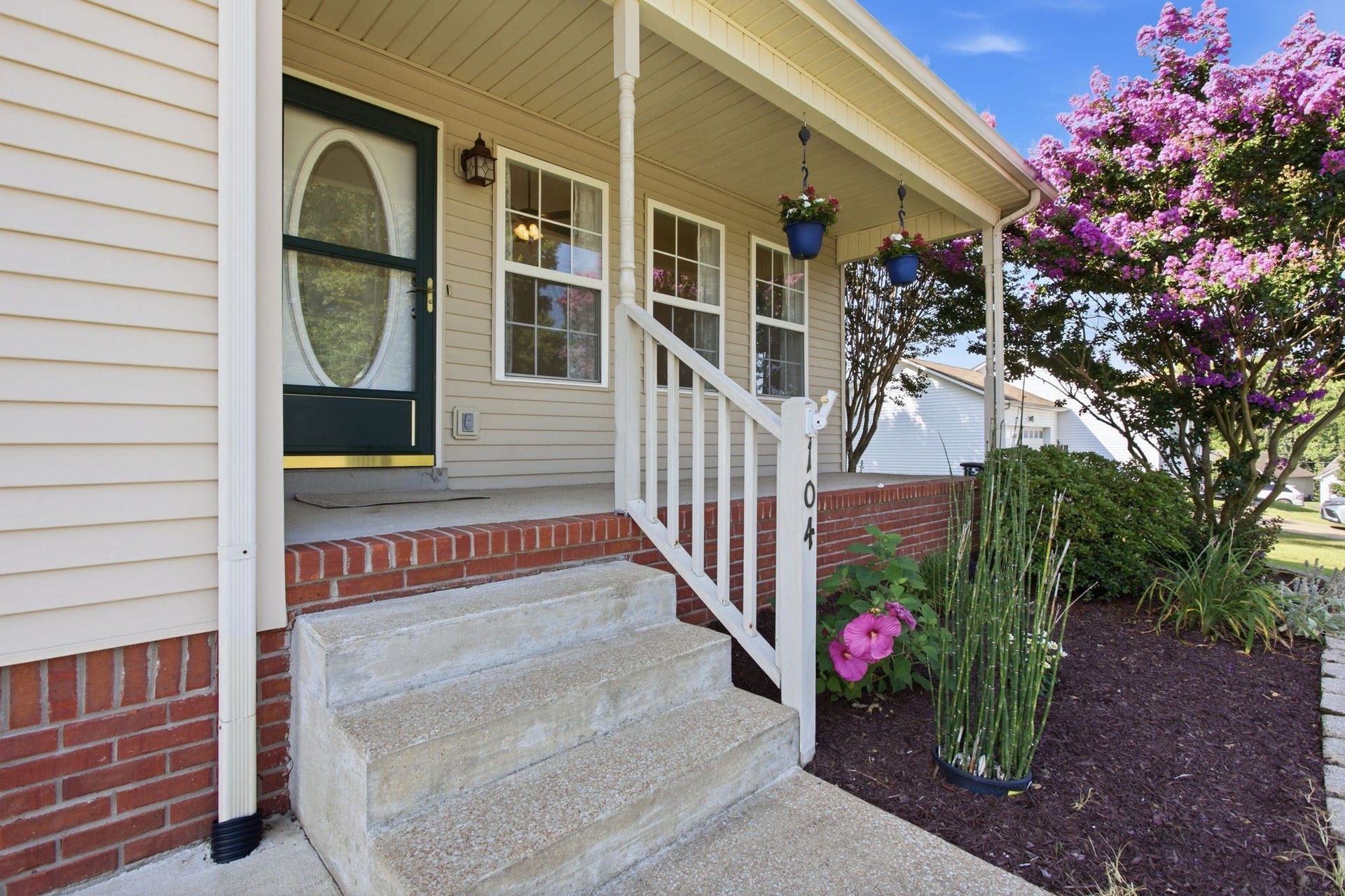 104 Creekview Dr, Columbia, TN 38401