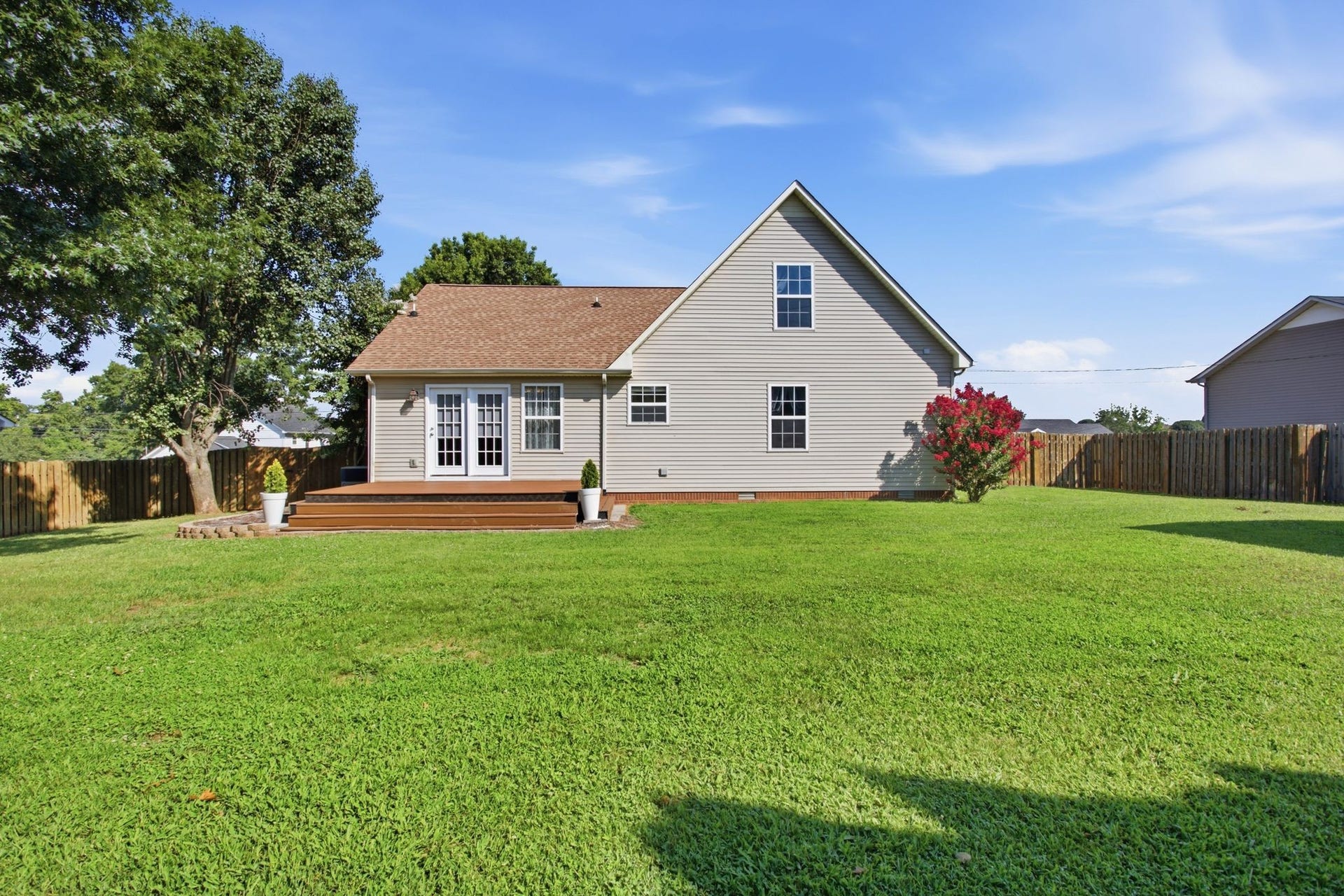 Lovely yard ~ perfect for pets and play and to enjoy the outdoors!