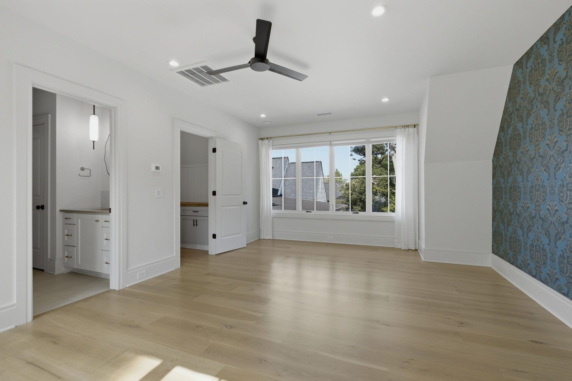508 Davidson Road, Nashville, TN 37205 This space also has an en-suite bathroom and walk in closet.