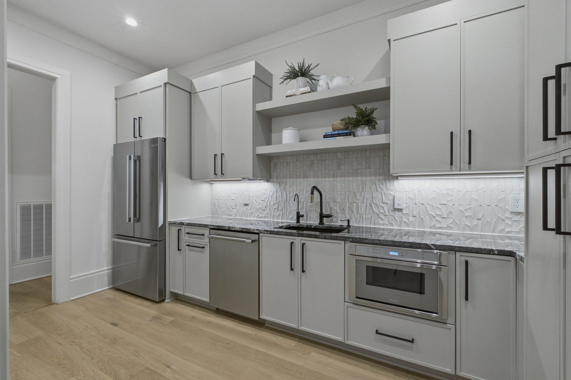 508 Davidson Road, Nashville, TN 37205 The scullery offers the perfect space for prep and clean up when entertaining and convenient for day to day use.