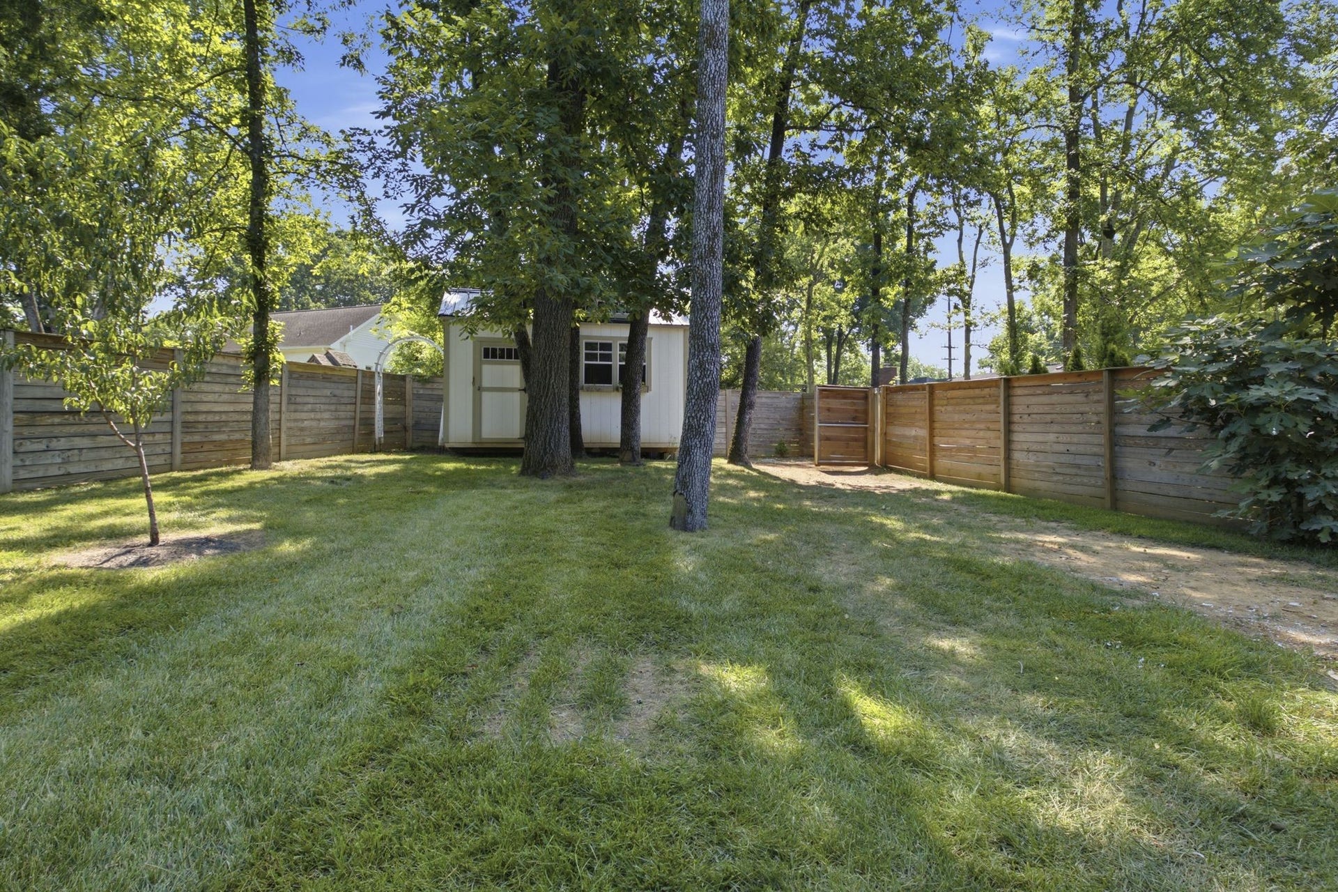 508 Davidson Road, Nashville, TN 37205 This area is to the right of the pool and showcases the wide lot with plenty of green space.
