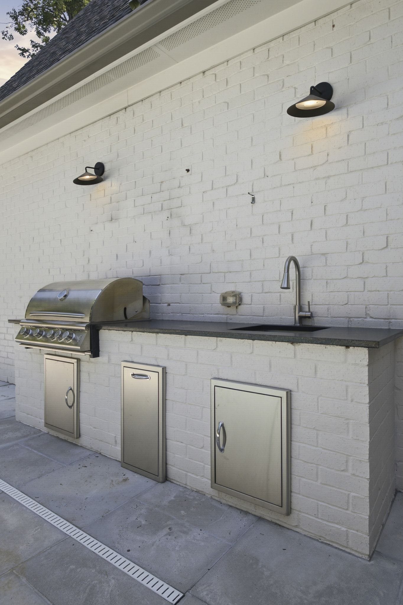 508 Davidson Road, Nashville, TN 37205 An outdoor kitchen adds to the functionality of the outdoor space which makes this home so appealing.