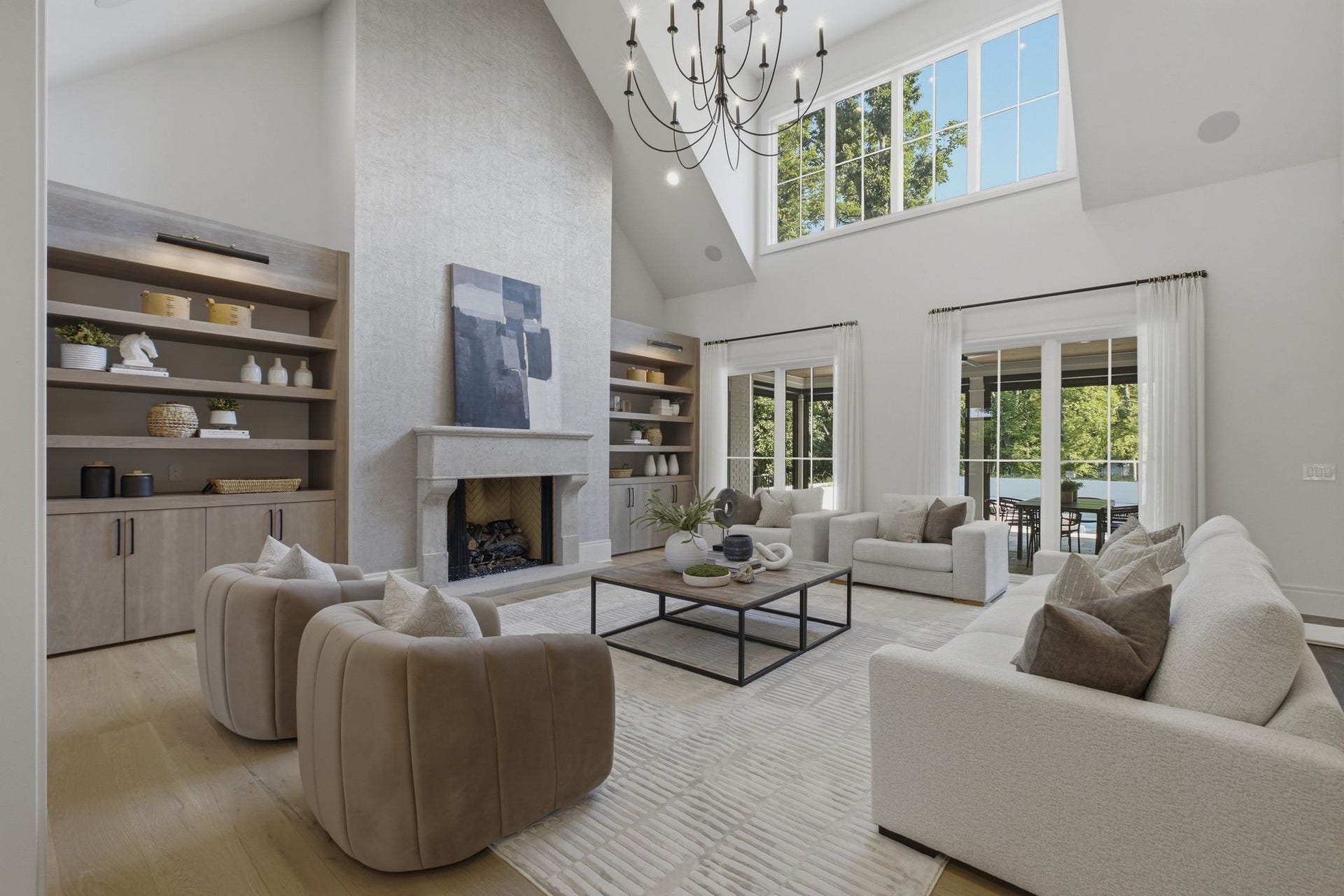 508 Davidson Road, Nashville, TN 37205 The great room features vaulted ceilings, walls of windows and sliding doors to the covered outdoor living area.