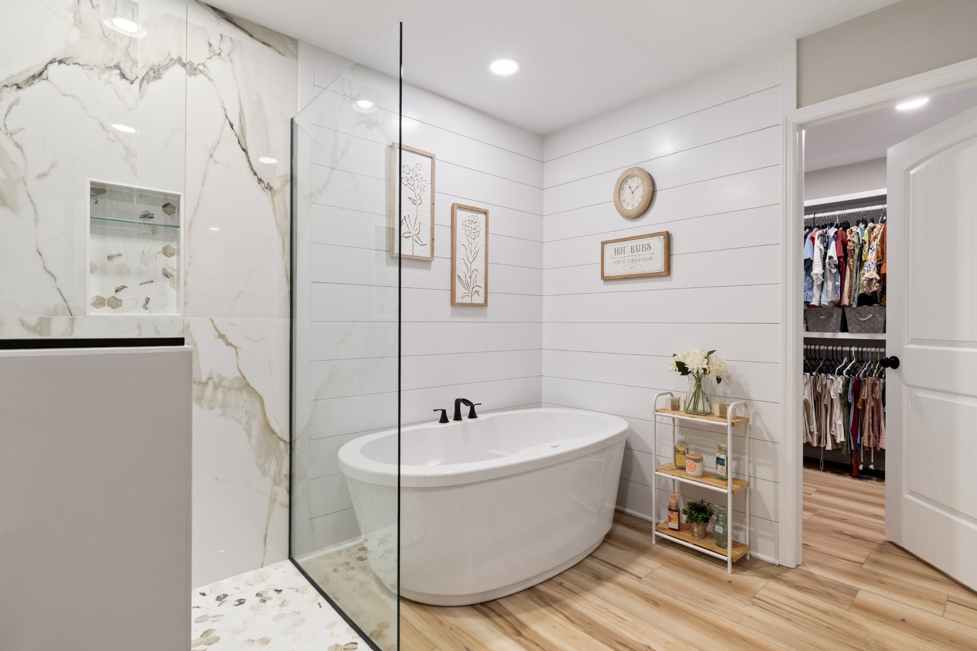 3793 Verona Caney Rd, Lewisburg, TN 37091 After a hard day, relax in this super deluxe soaker tub.