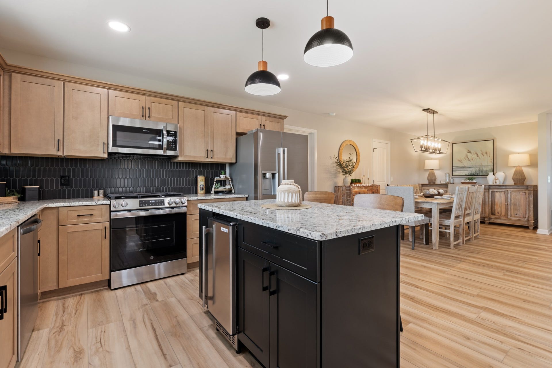 3793 Verona Caney Rd, Lewisburg, TN 37091 A most convenient center work island with built in ice maker.