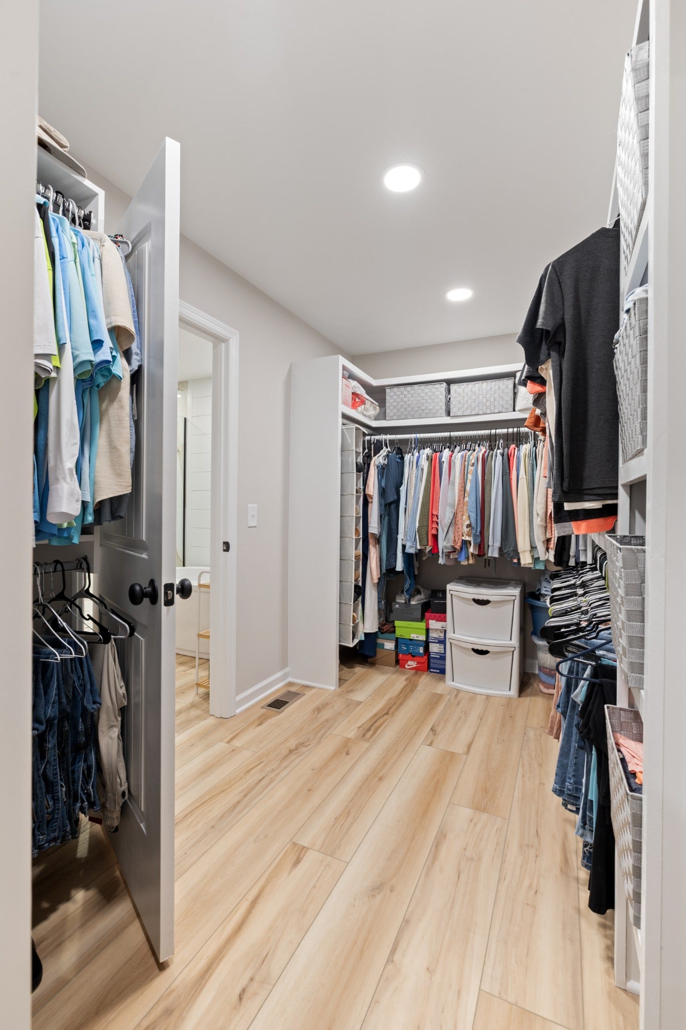 3793 Verona Caney Rd, Lewisburg, TN 37091 Plenty of room in this well-designed walk-in closet.