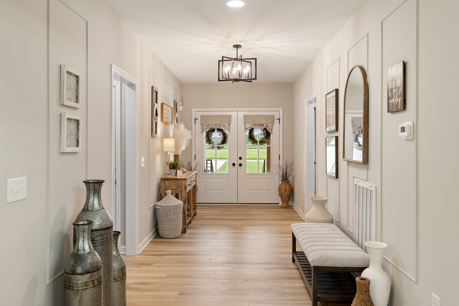 3793 Verona Caney Rd, Lewisburg, TN 37091 Inviting, wide foyer.