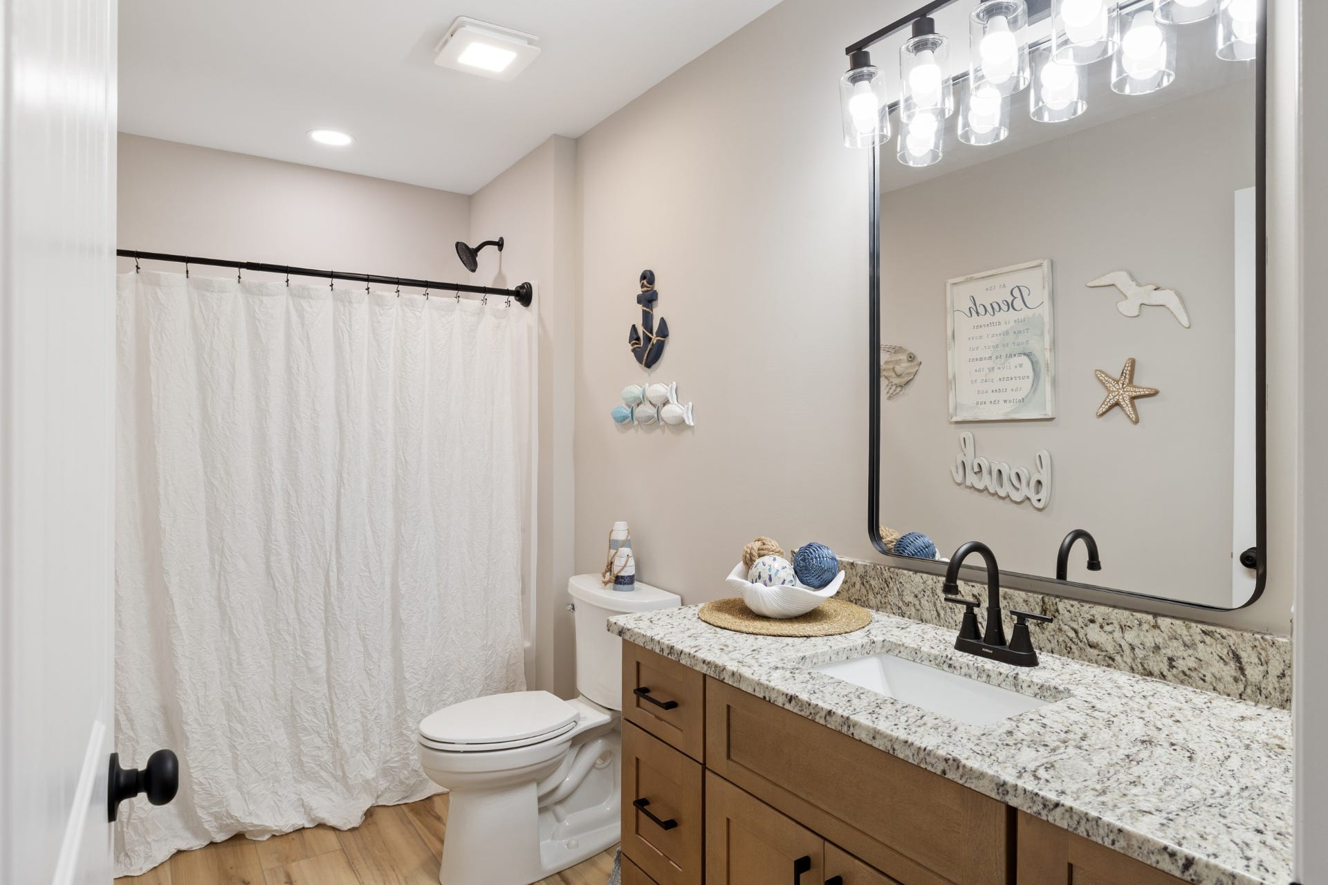 3793 Verona Caney Rd, Lewisburg, TN 37091 Full bath with tub/shower located conveniently between the 2nd and 3rd Bedrooms.