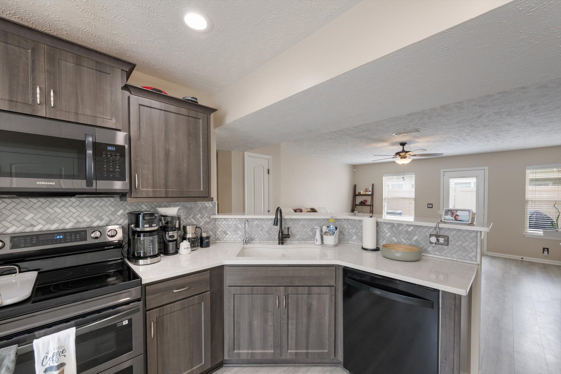 4115 War Emblem Ln, Murfreesboro, TN 37128 Updated Kitchen and appliances