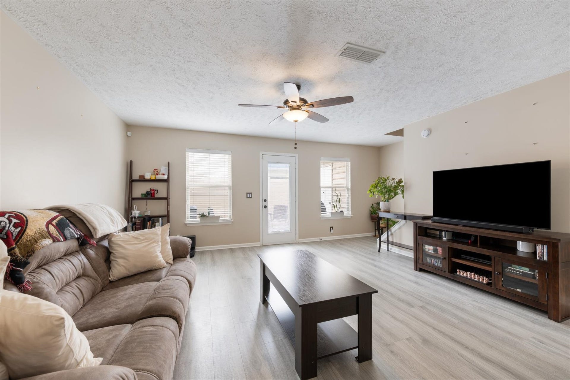 4115 War Emblem Ln, Murfreesboro, TN 37128 Spacious Living Room