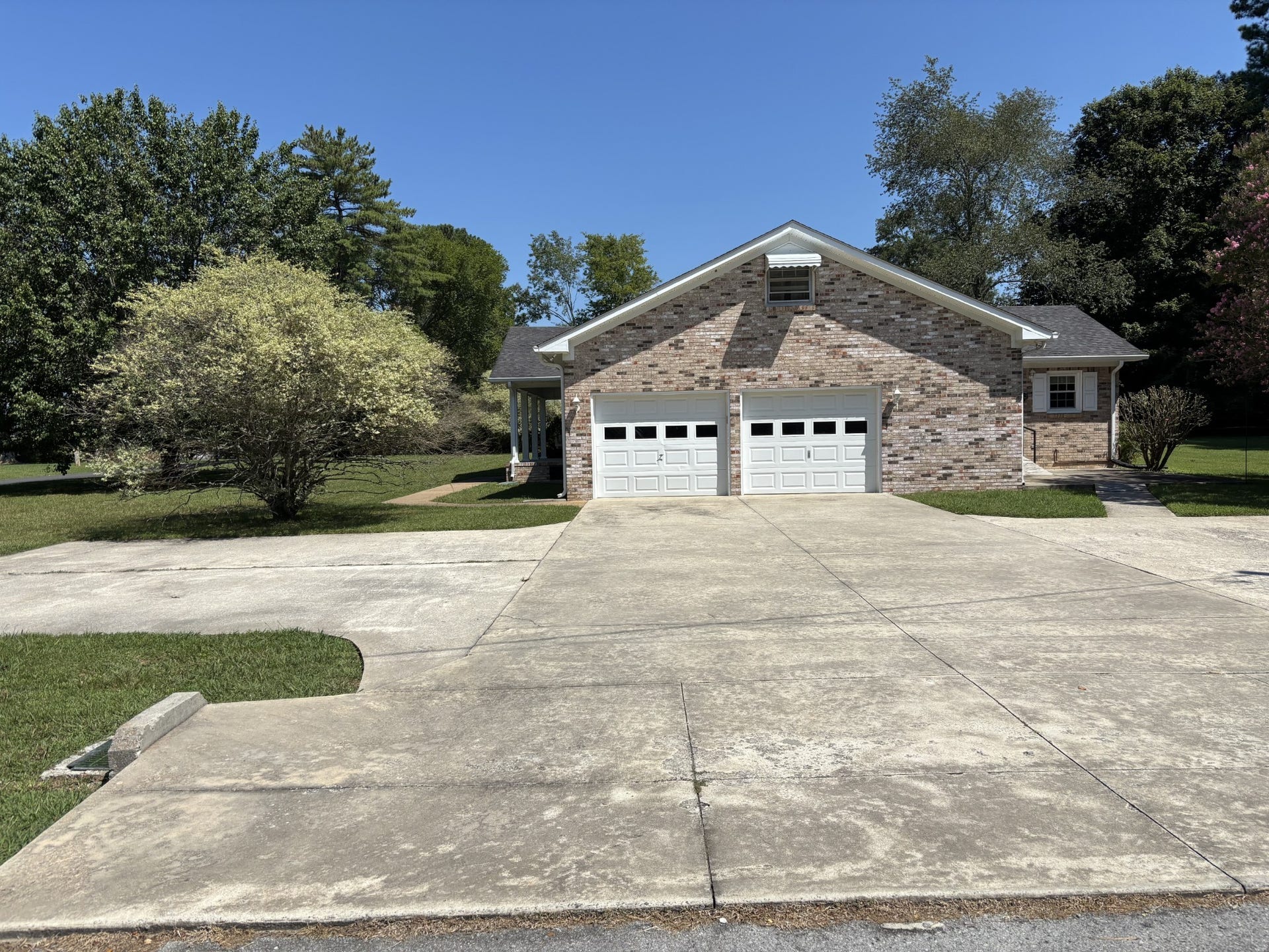 141 Doak Rd, Manchester, TN 37355 This home offers ample space for turning around and parking.