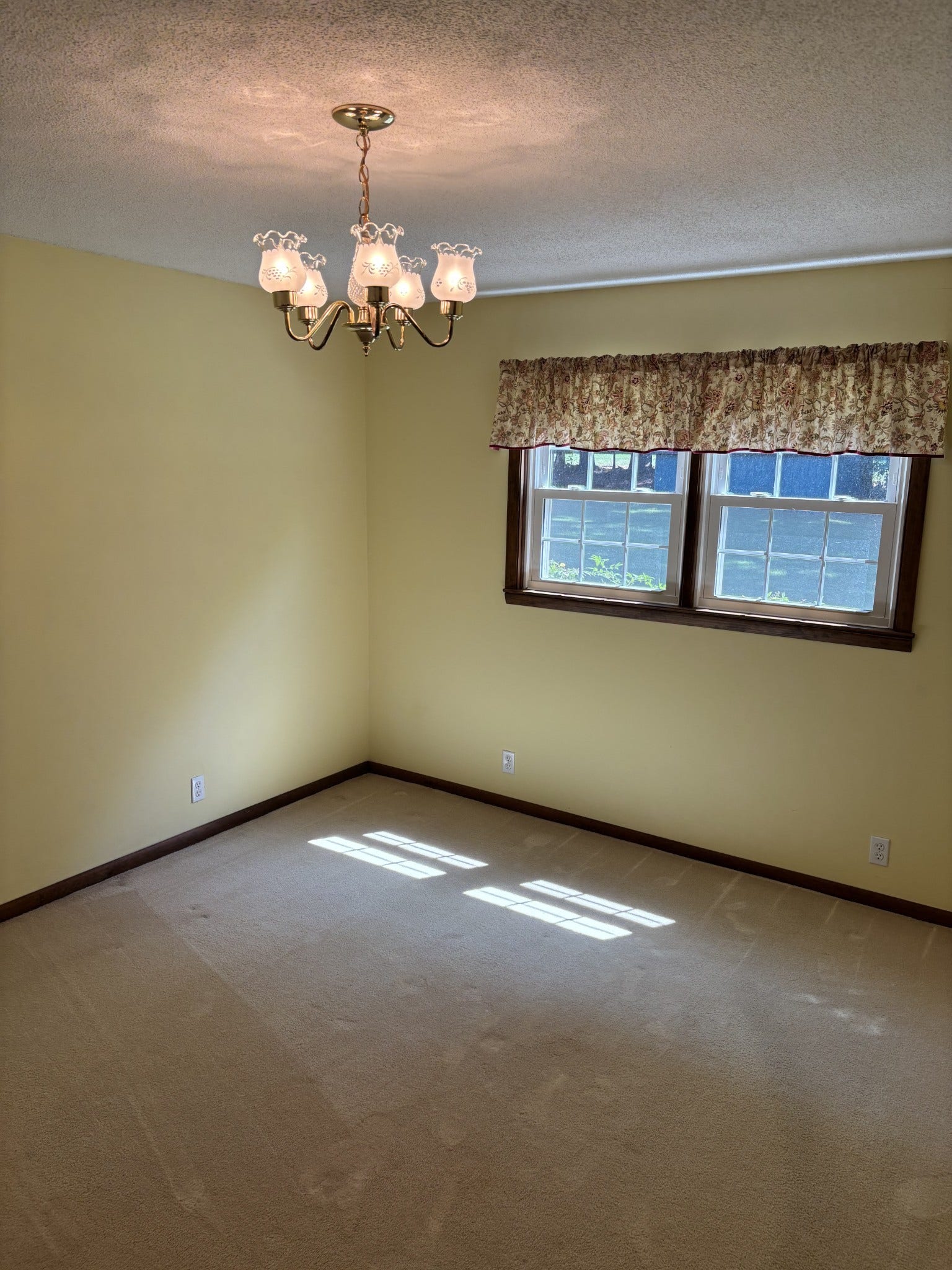 141 Doak Rd, Manchester, TN 37355 This room is perfect for a dining room