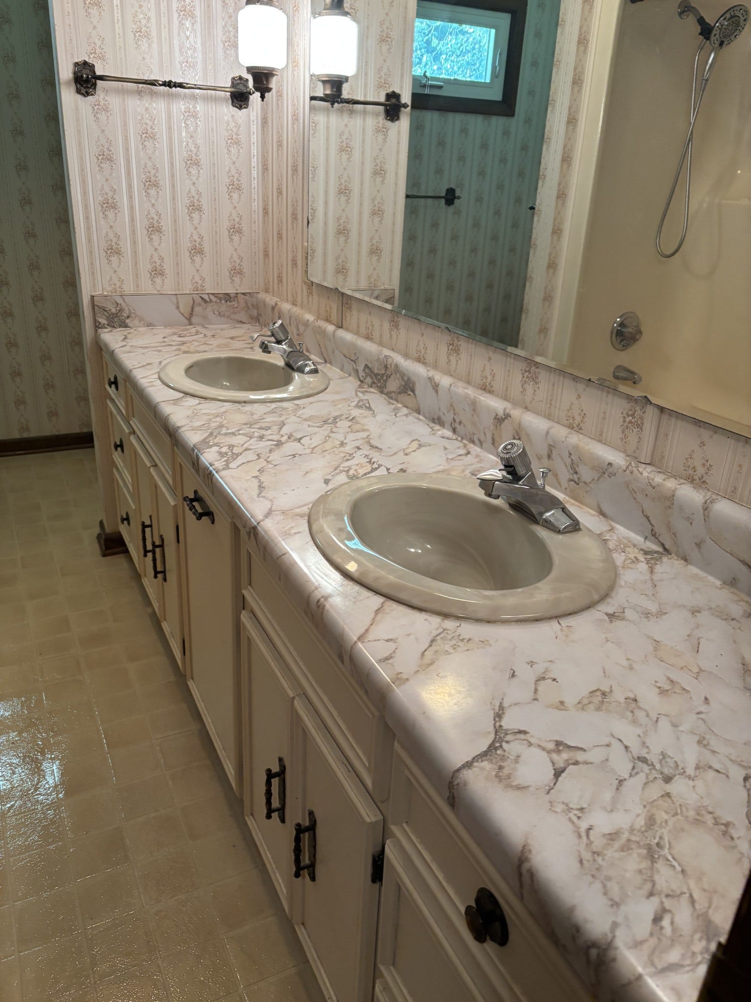 141 Doak Rd, Manchester, TN 37355 Guest Bathroom with double vanities.