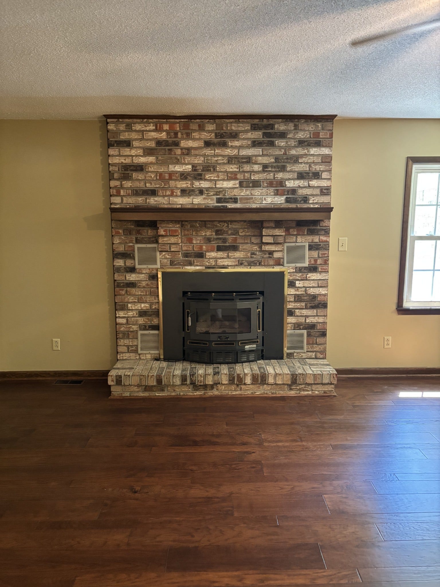 141 Doak Rd, Manchester, TN 37355 Great room 21x26 with a cozy gas logs fireplace and natural lighting. This mantle is ready for family pictures with a warn fire burning.