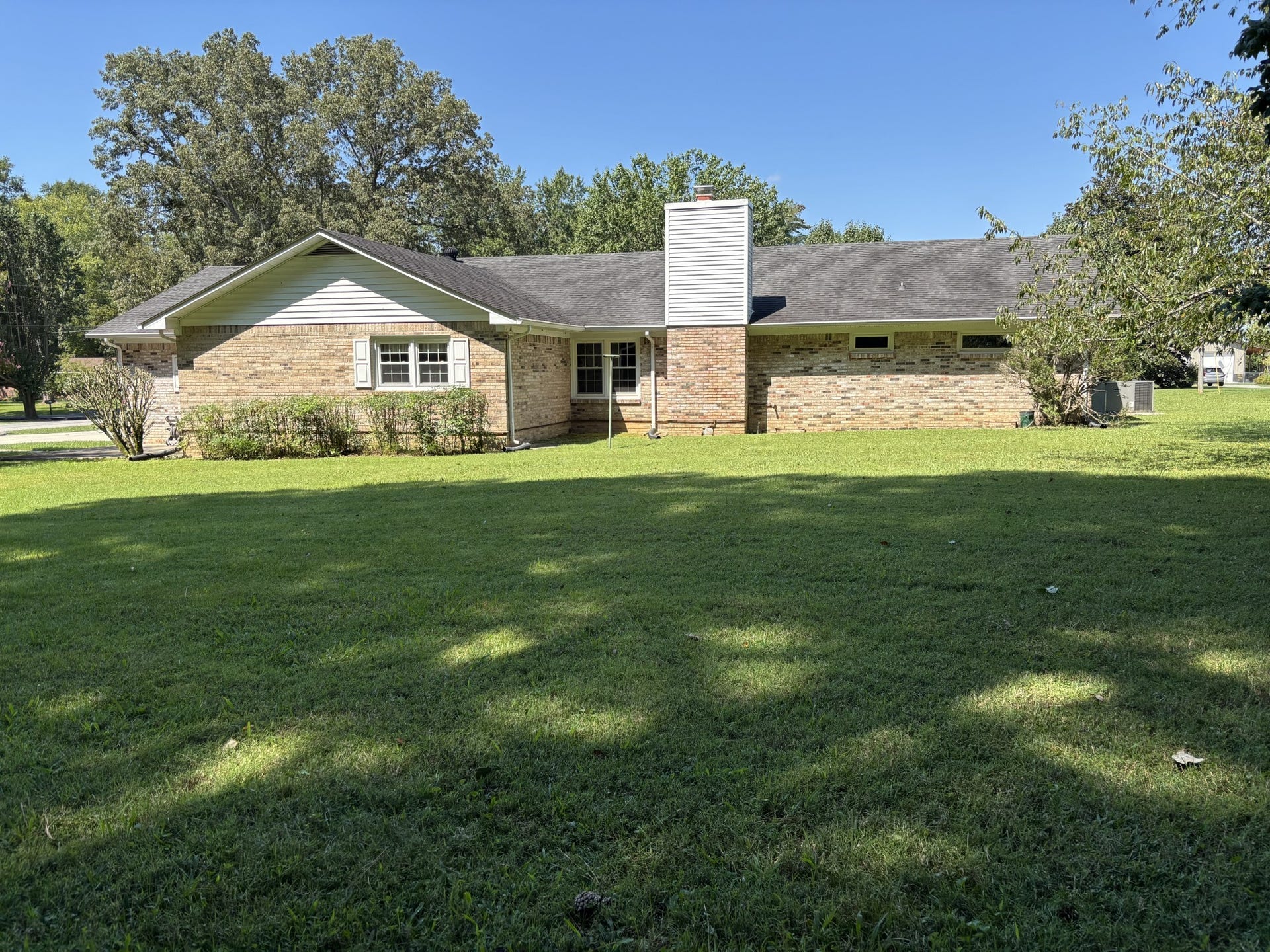 141 Doak Rd, Manchester, TN 37355 Well maintained back yard with abundant shade trees.