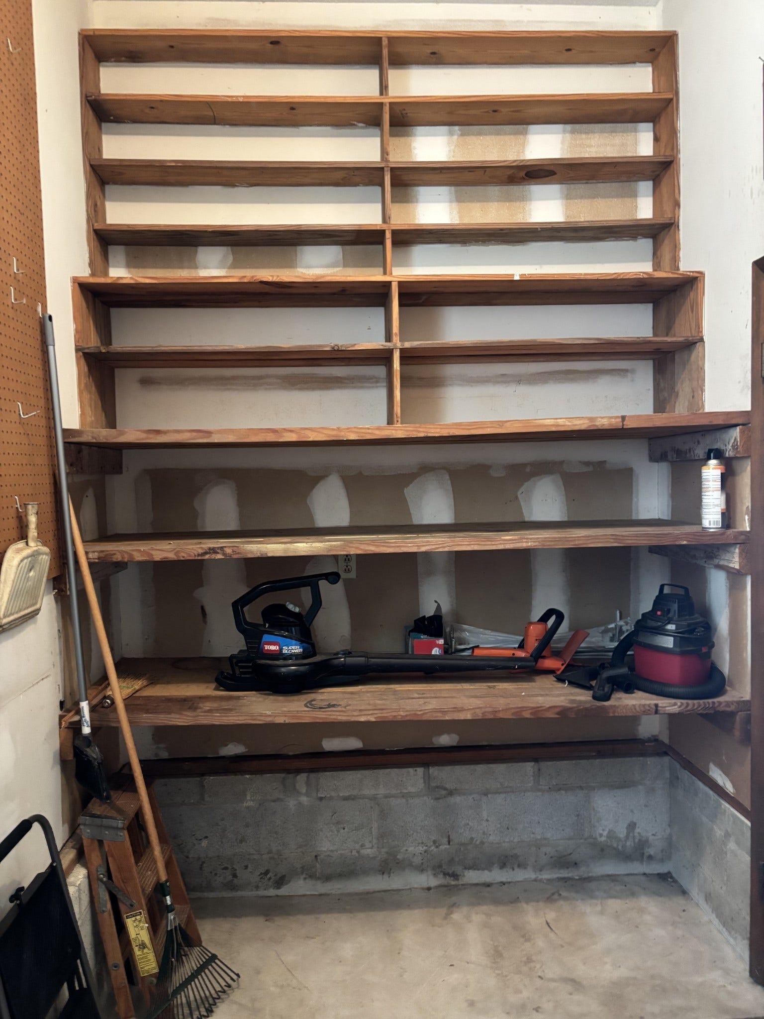 141 Doak Rd, Manchester, TN 37355 Shelving in the Workshop!