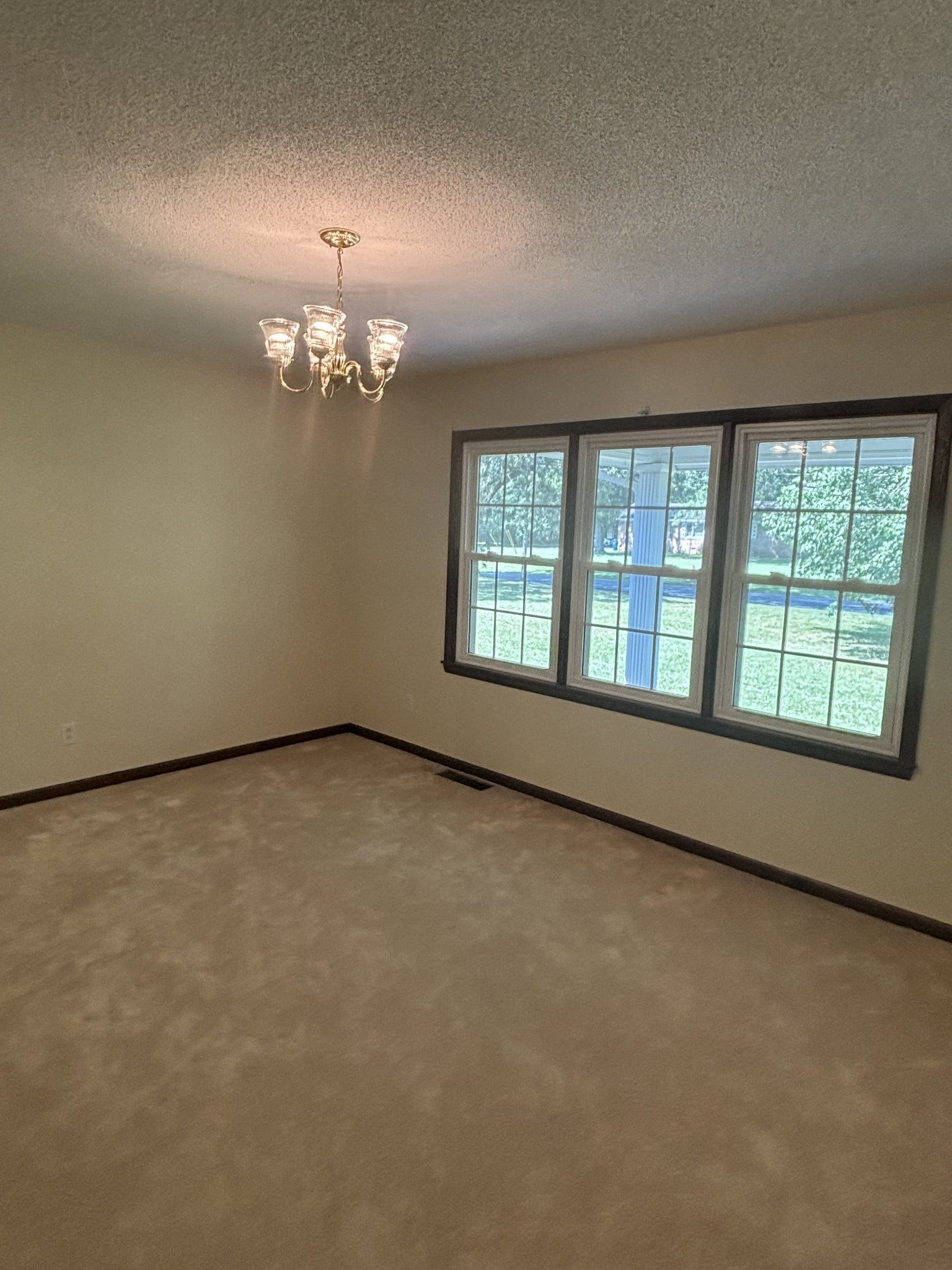 141 Doak Rd, Manchester, TN 37355 Gathering room perfect for entertaining. This room is located off of the foyer.