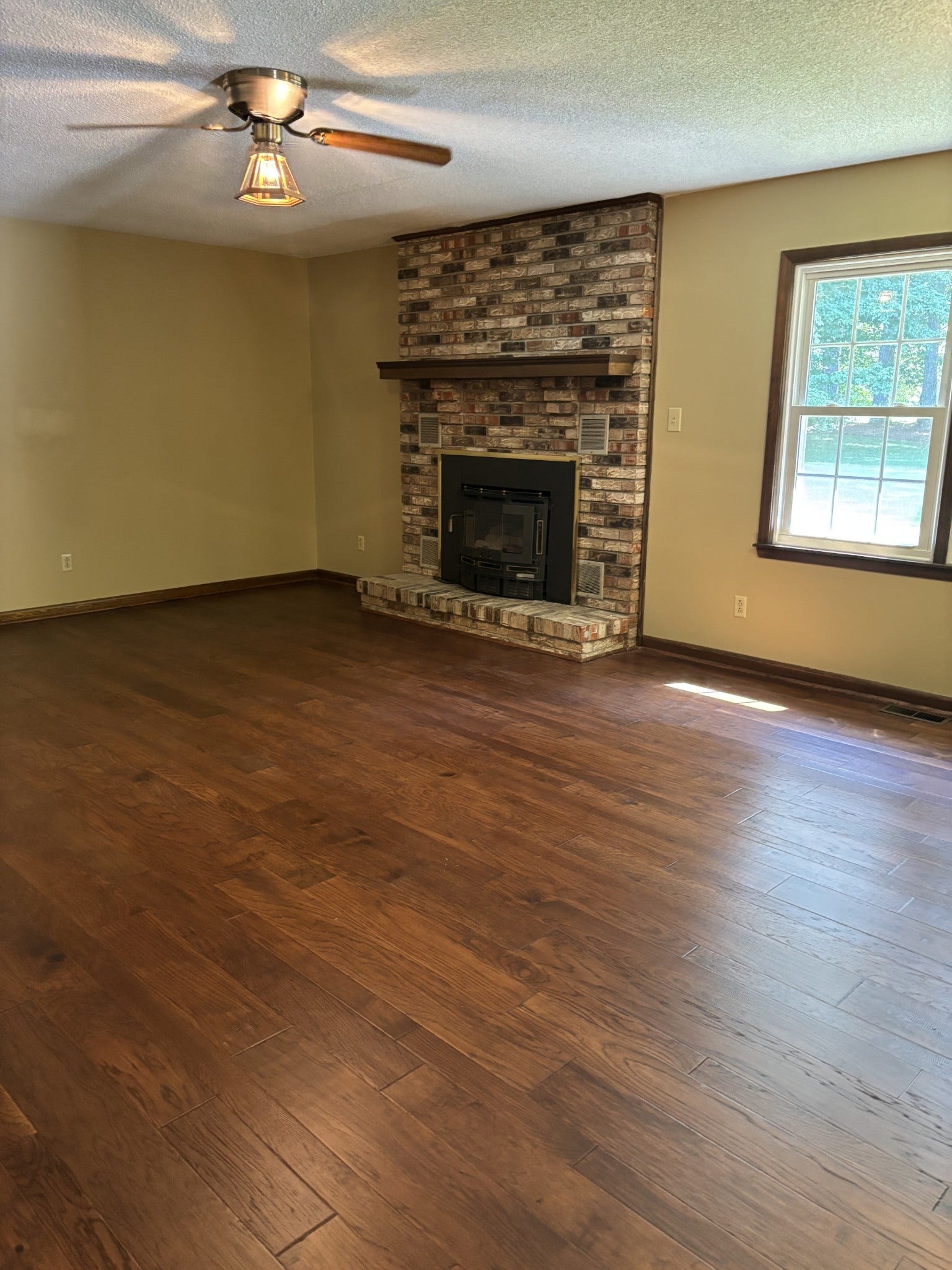 141 Doak Rd, Manchester, TN 37355 Beautiful shining flooring accents this Great room.