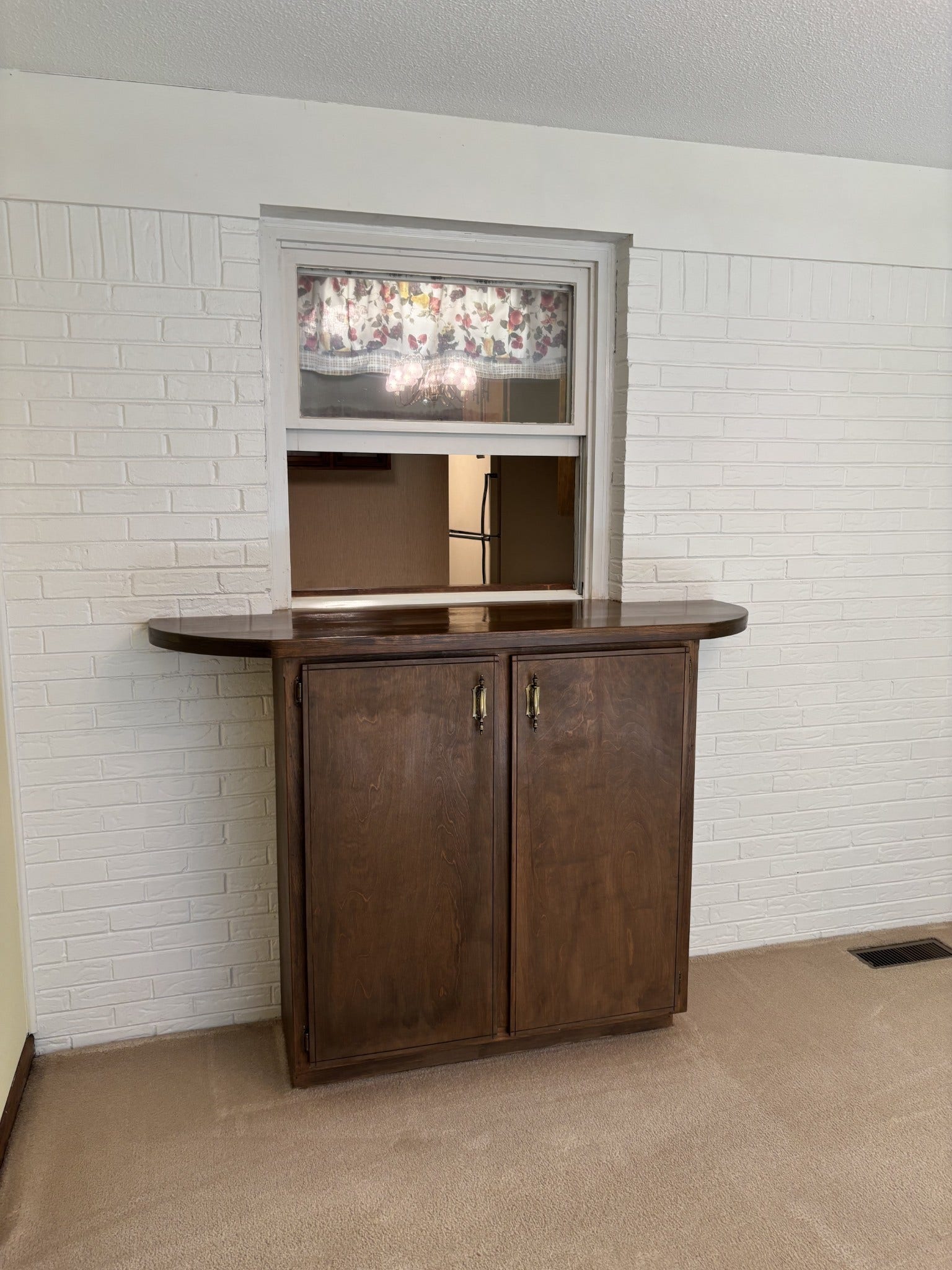 141 Doak Rd, Manchester, TN 37355 This home offers a serving bar easy access to formal dining room.