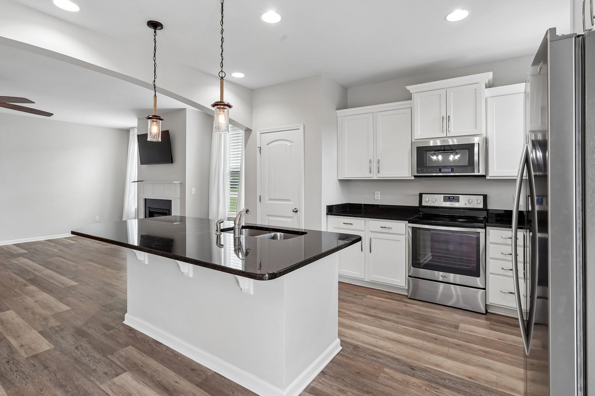 3438 Hyde Ct, Murfreesboro, TN 37128 Kitchen pantry and lots of counter top space
