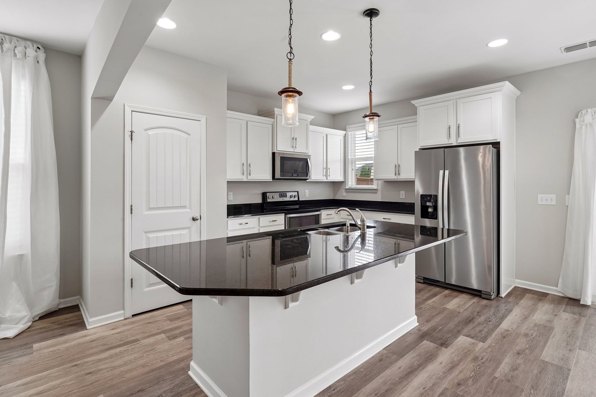 3438 Hyde Ct, Murfreesboro, TN 37128 Eat on island for lots of extra seating