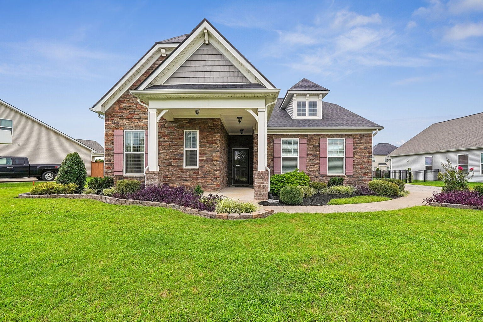 3438 Hyde Ct, Murfreesboro, TN 37128 Welcome to this beautifully landscaped home in the Sheffield Park neighborhood of Murfreesboro.