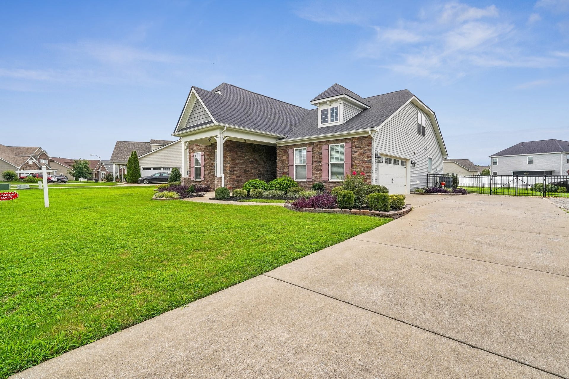 3438 Hyde Ct, Murfreesboro, TN 37128 Nice level yard with a side entry garage and lots of parking space