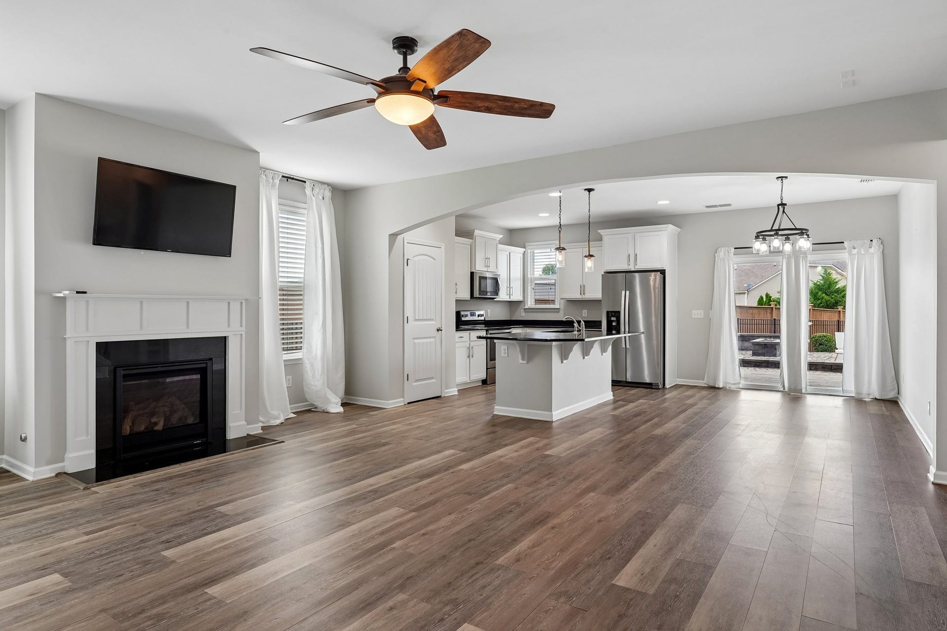 3438 Hyde Ct, Murfreesboro, TN 37128 Spacious great room with a fireplace