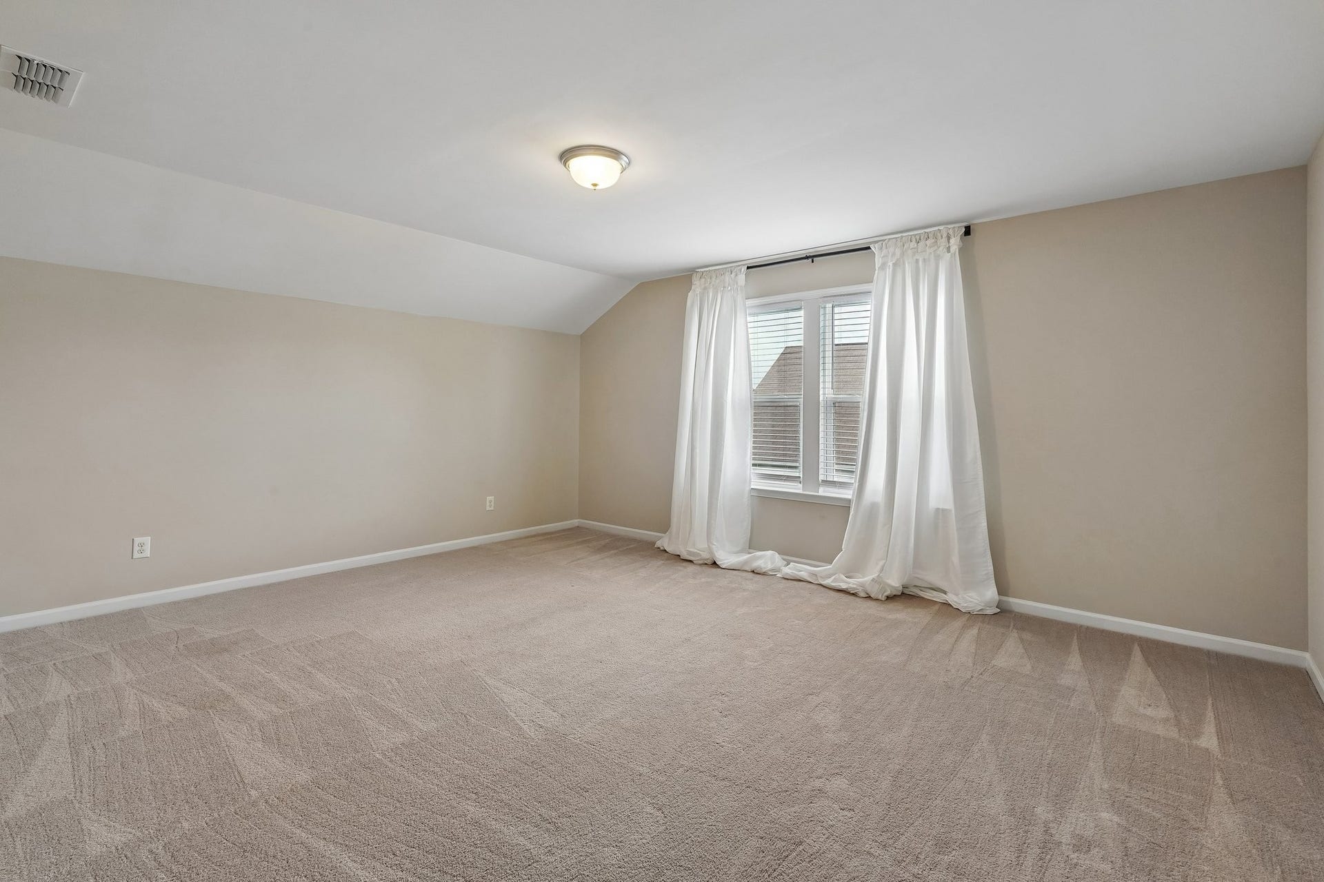 3438 Hyde Ct, Murfreesboro, TN 37128 Spacious bonus room for all your activities