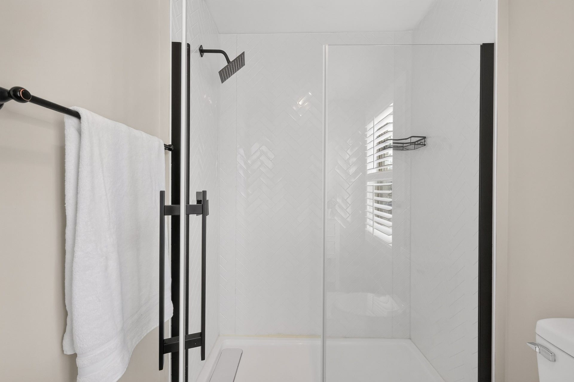 197 Bluegrass Rd, Manchester, TN 37355 Glass walk in shower located upstairs adjacent to the bonus room