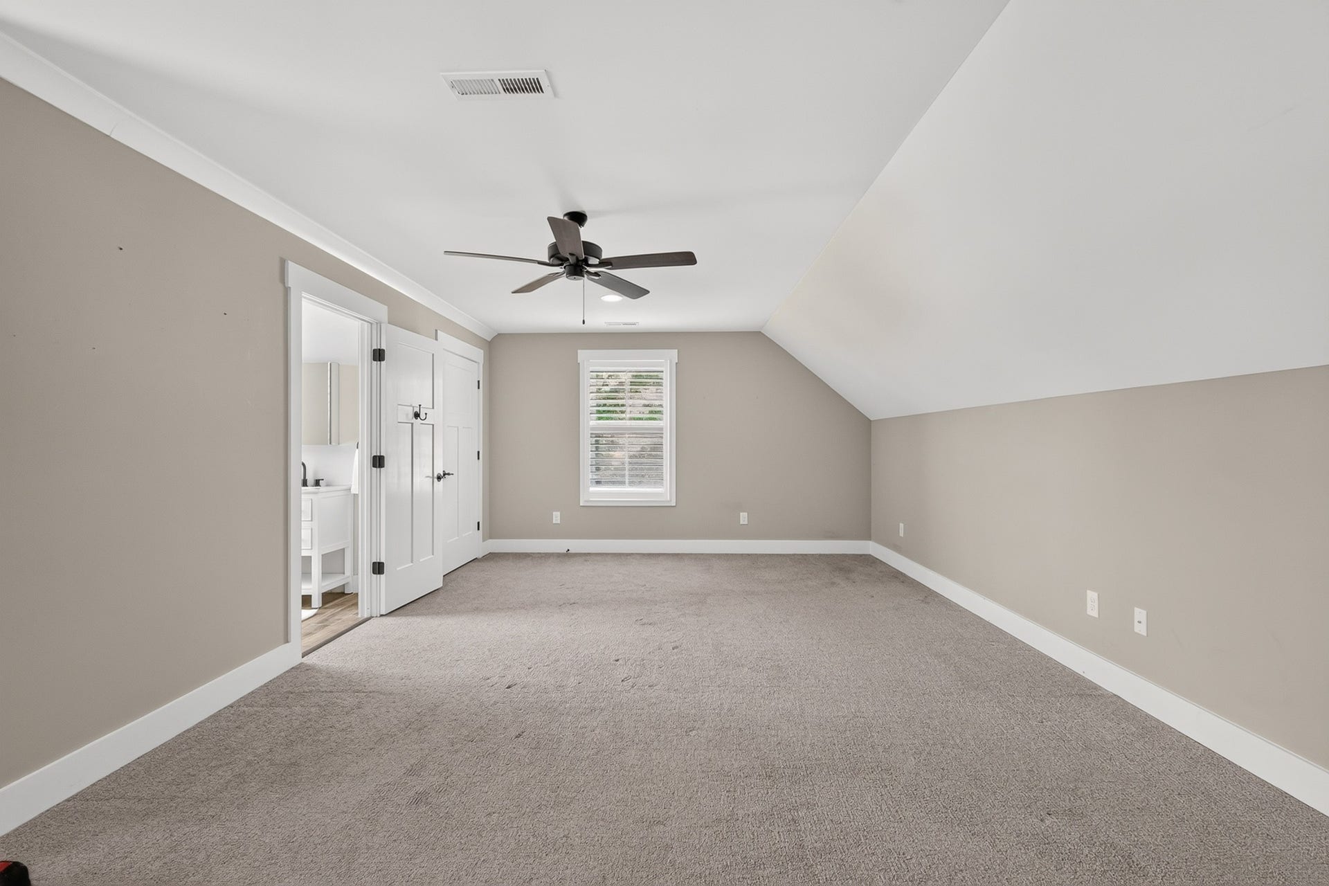197 Bluegrass Rd, Manchester, TN 37355 Large bonus room located upstairs with a full bath and closet