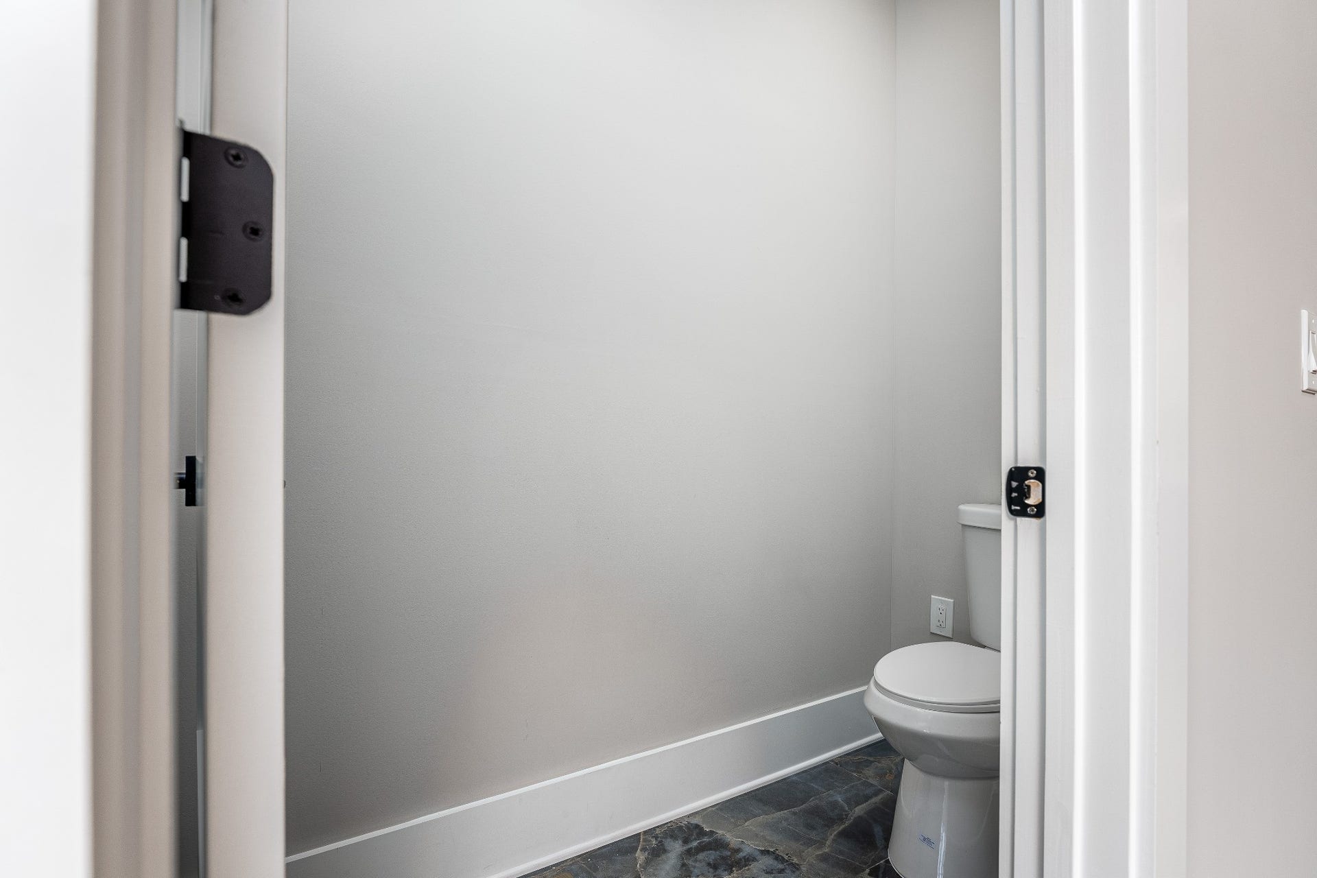 428 E Trinity Ln, #B, Nashville, TN 37207 Powder room Toilet/Bathroom located on the main Living Room level.