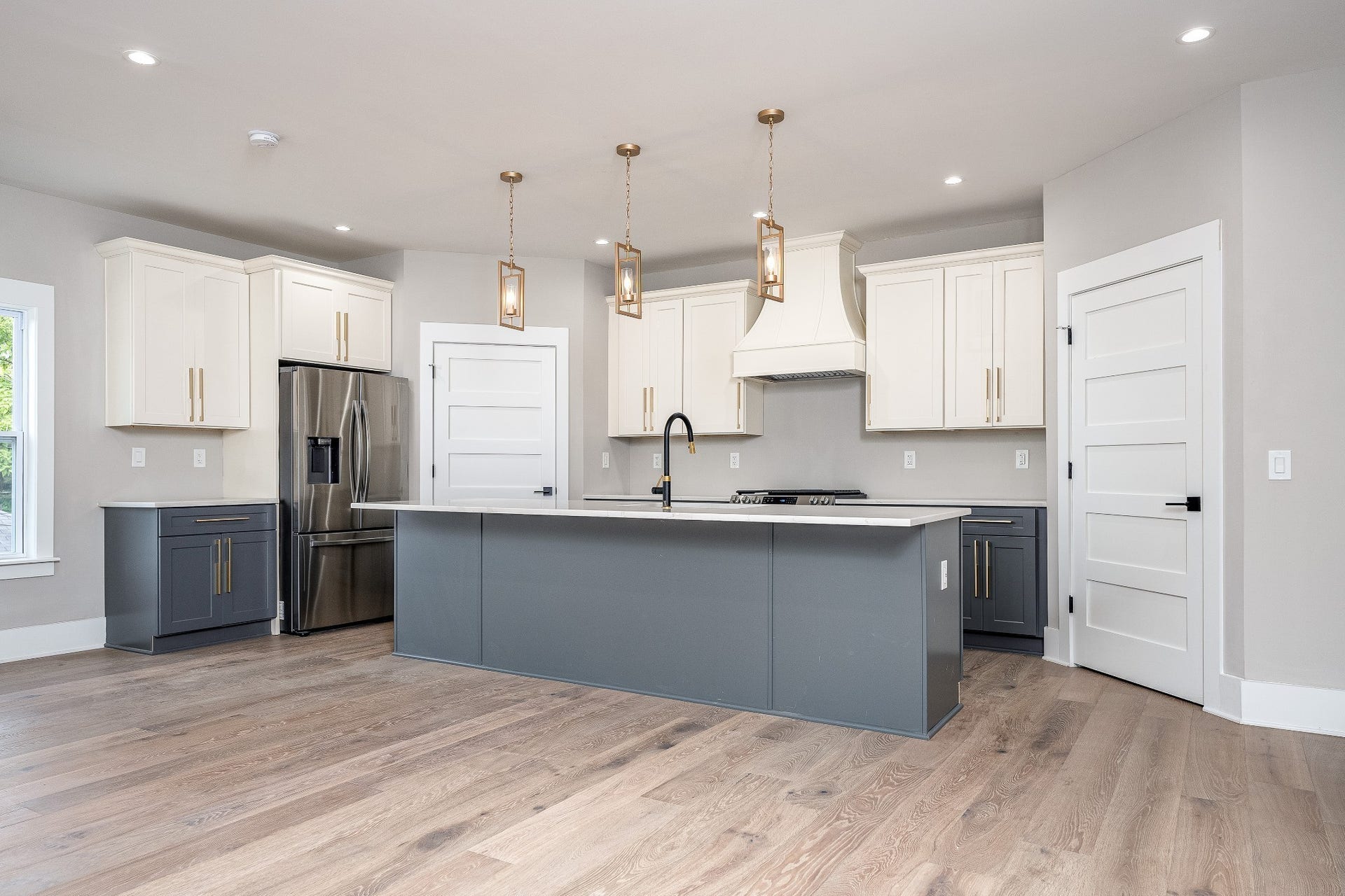 428 E Trinity Ln, #B, Nashville, TN 37207 Living Room view to the spacious Gourmet Kitchen feat. stainless steel Samsung appliances, 4 Burner Gas Range w/Griddle, Conv. Oven, custom hood, Sharp Microwave Drawer. Bonus Samsung 28 cu. ft. capacity 3-Door French Door Refrigerator w/Freezer Draw