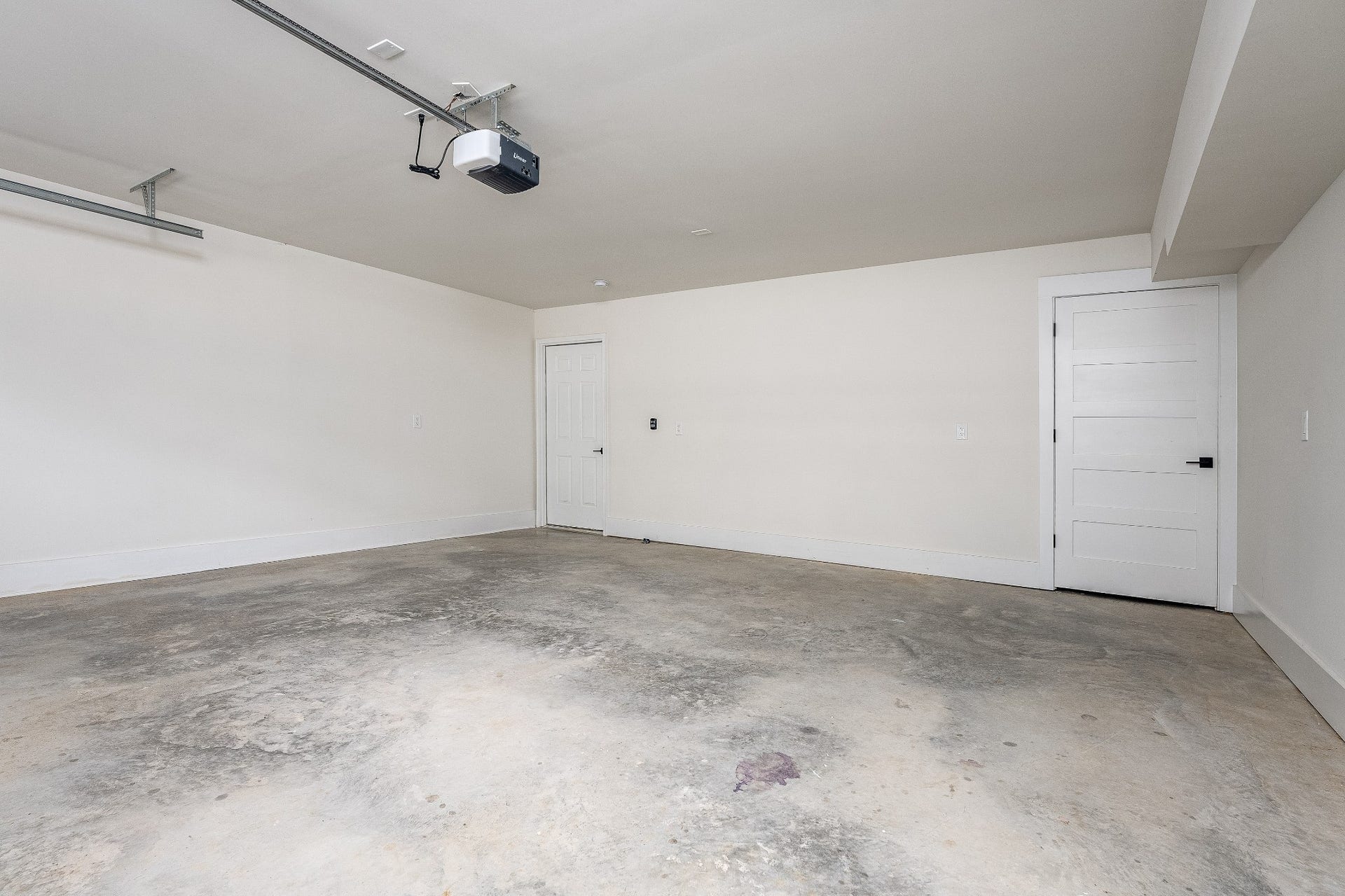 428 E Trinity Ln, #B, Nashville, TN 37207 2 Car Garage. A bonus to have in East Nashville!