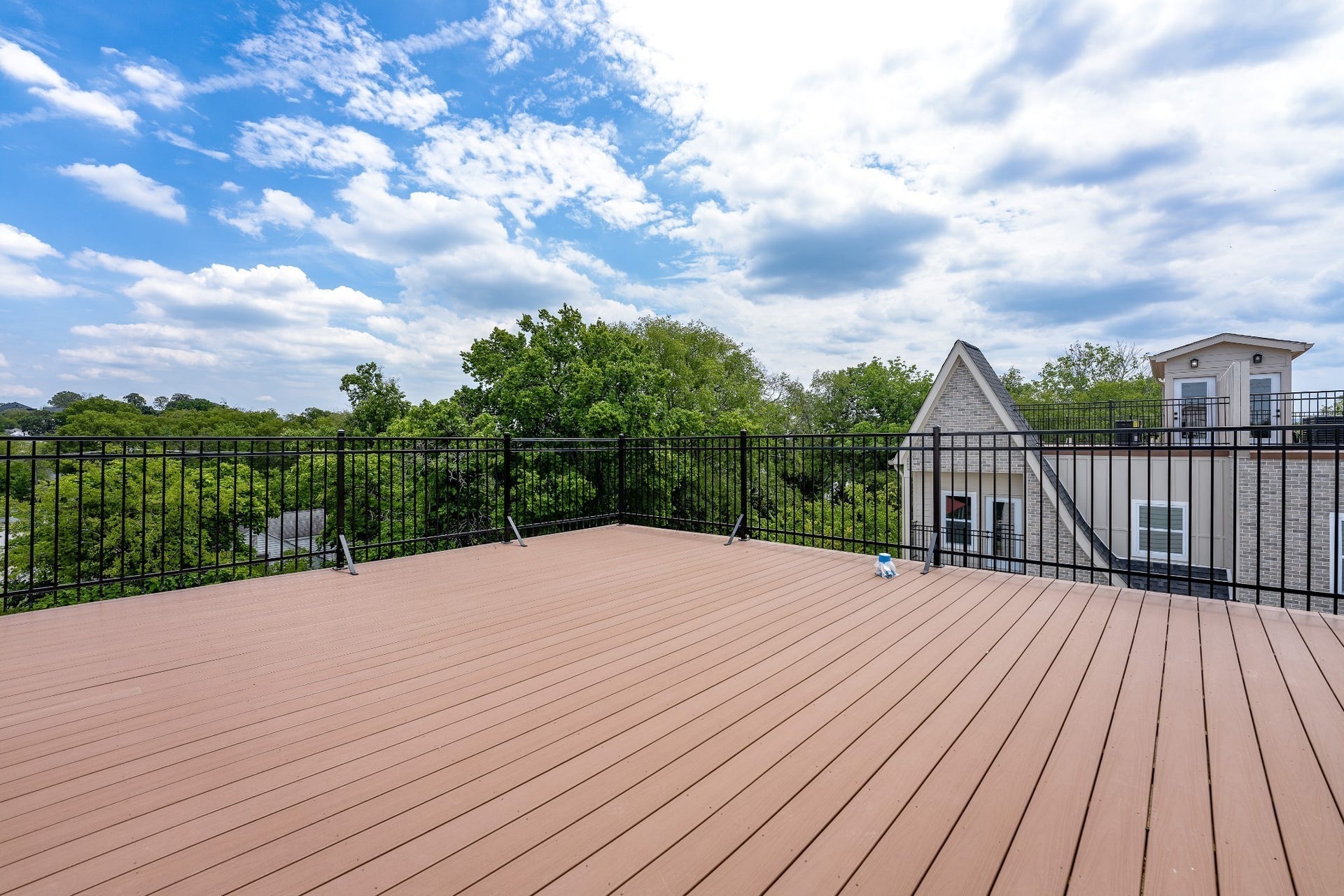 428 E Trinity Ln, #B, Nashville, TN 37207 Large 832sf. Entertainment Rooftop w/Views! All 4 Units have partial views of Downtown Nashville for the ultimate in outdoor entertainment. Deck is made of quality composite decking board. See video tour of the amazing rooftop views!