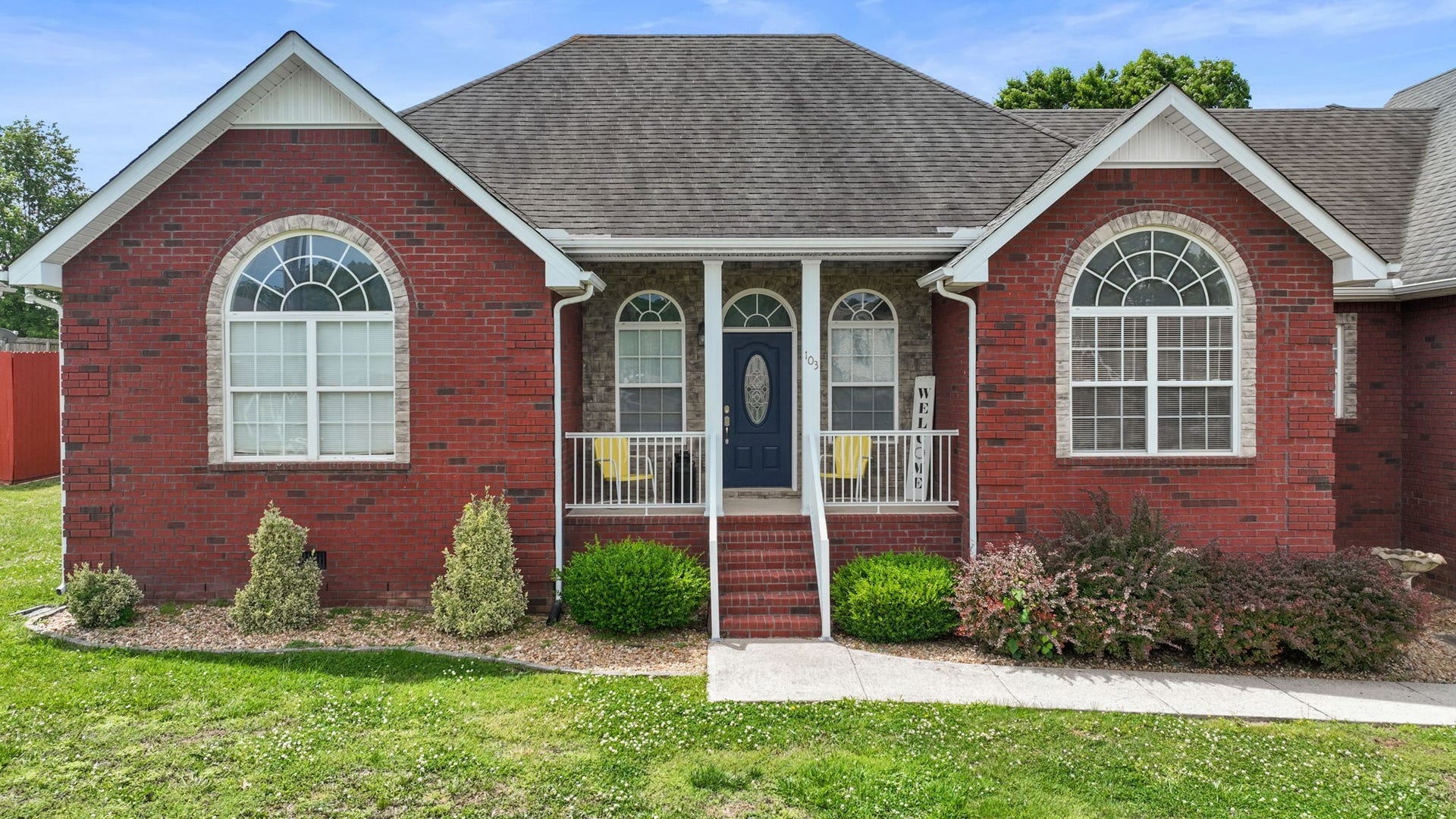 103 Canary Ln, Shelbyville, TN 37160 Nice rocking chair front porch.
