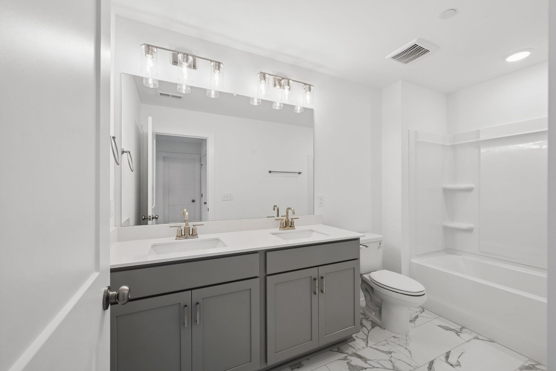 2601 Peaceful Valley Dr, Columbia, TN 38401 Bathroom