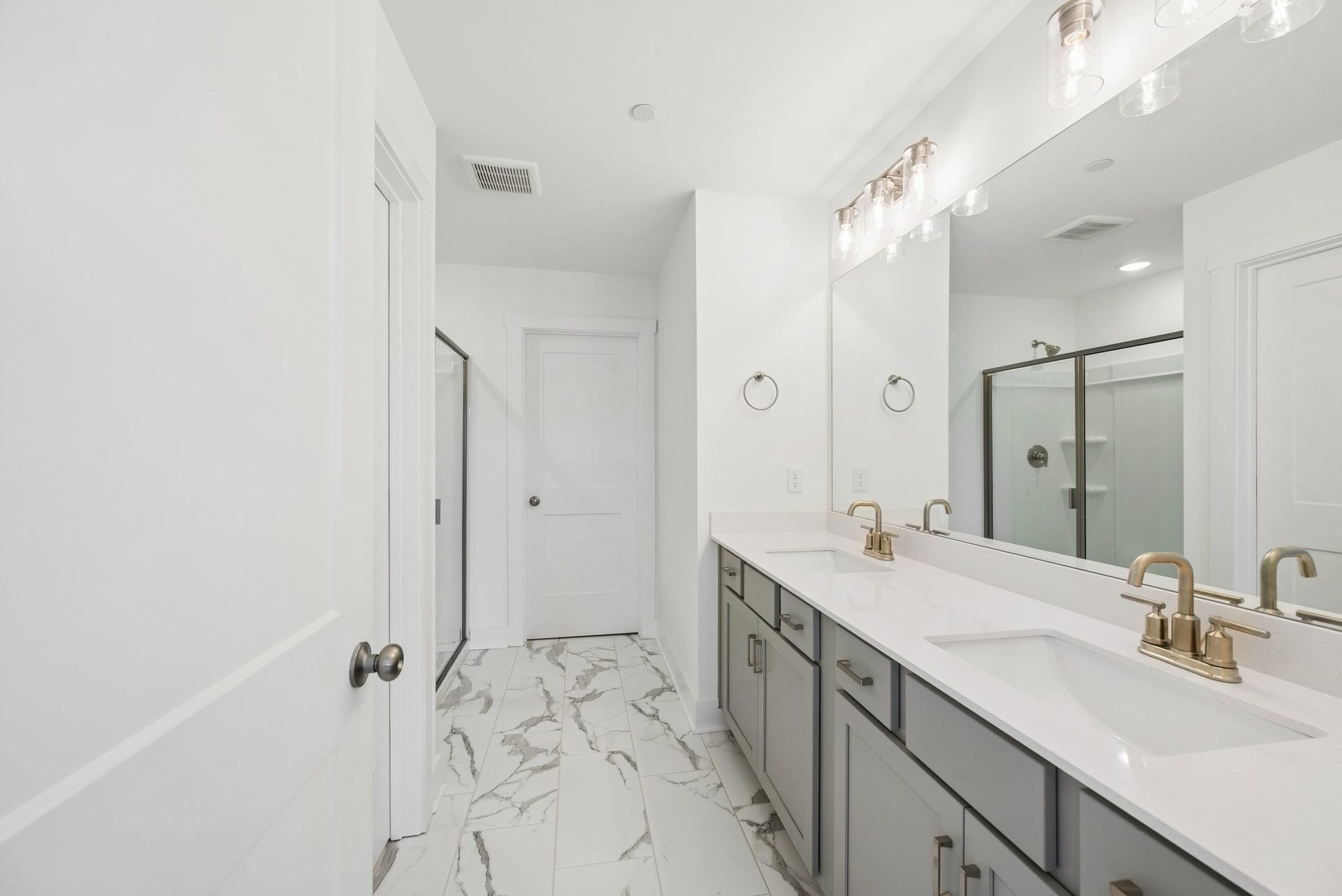 2601 Peaceful Valley Dr, Columbia, TN 38401 Owner's Bathroom