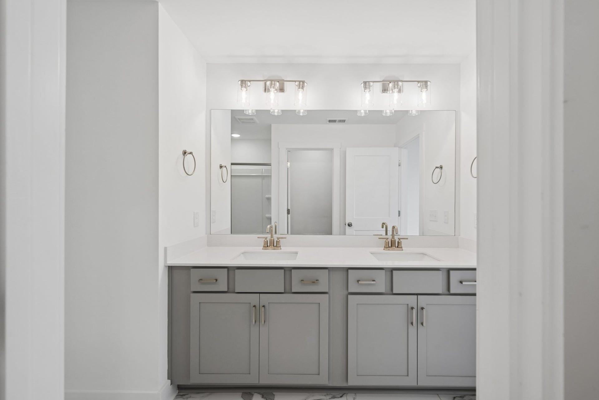 2601 Peaceful Valley Dr, Columbia, TN 38401 Owner's Bathroom