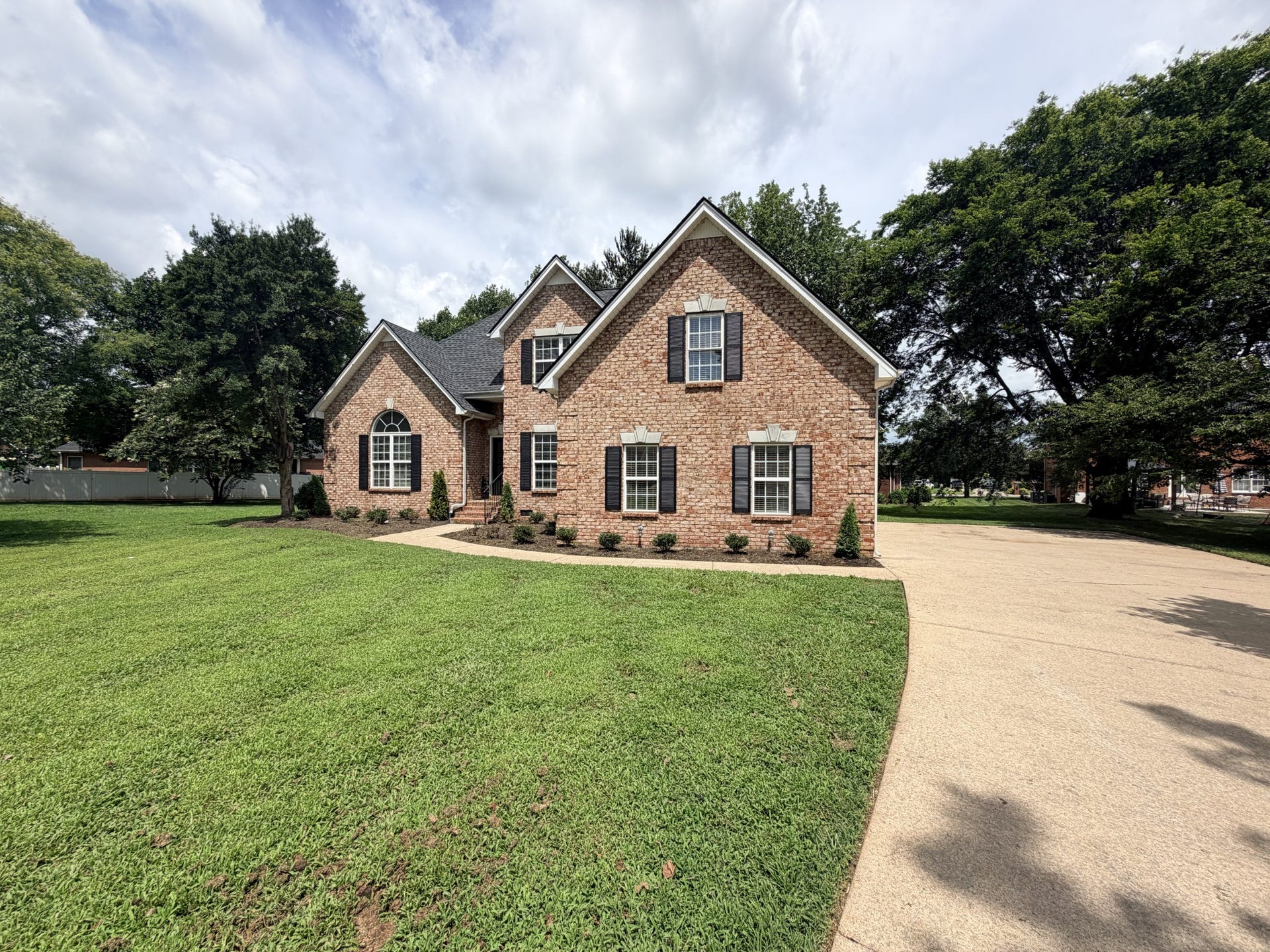 1005 Ithaca St, Murfreesboro, TN 37130 1005 Ithaca St, Murfreesboro, TN 37130