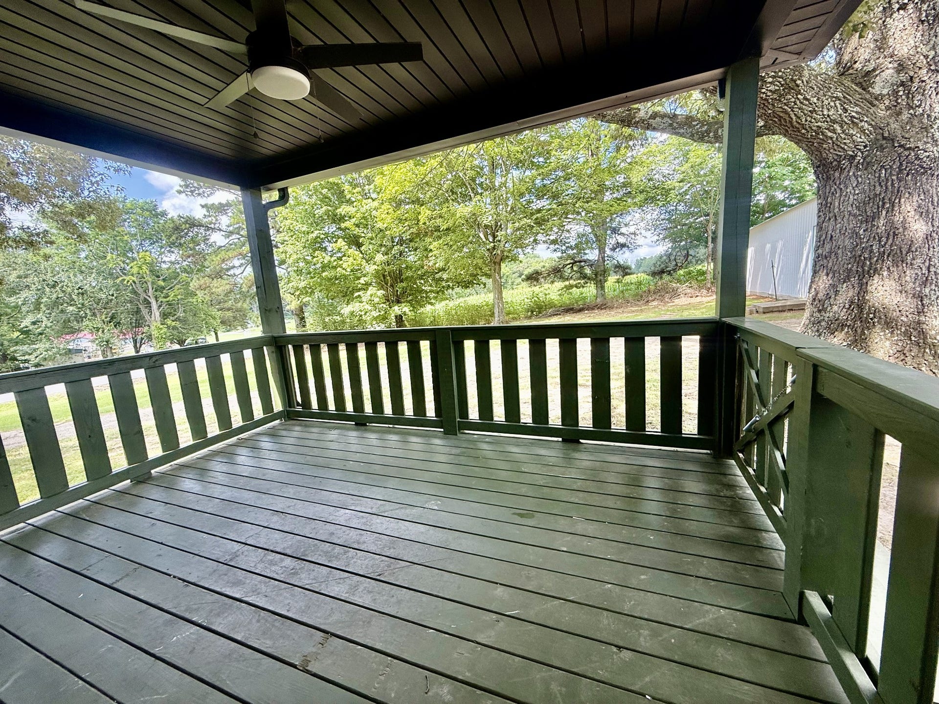 1541 Summitville Rd, Manchester, TN 37355 Large covered porch sits on a large corner lot