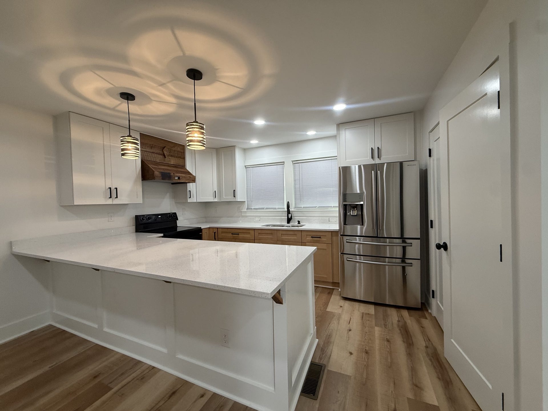 1541 Summitville Rd, Manchester, TN 37355 Beautiful kitchen with large island and stainless steel appliances