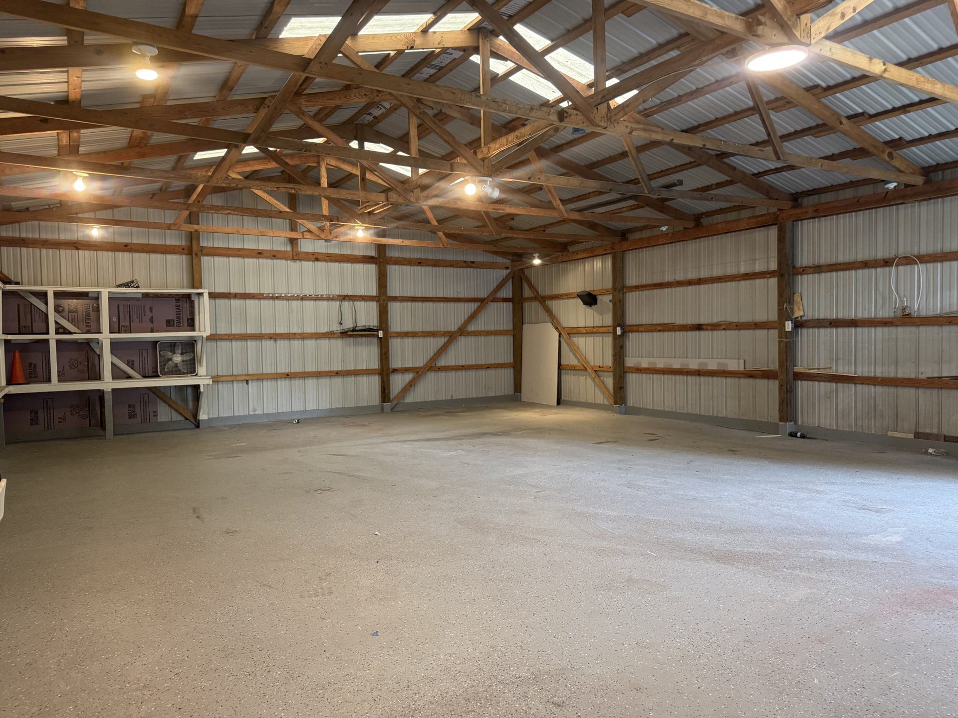 1541 Summitville Rd, Manchester, TN 37355 Check out this huge shop with tons of storage, water, and electricity