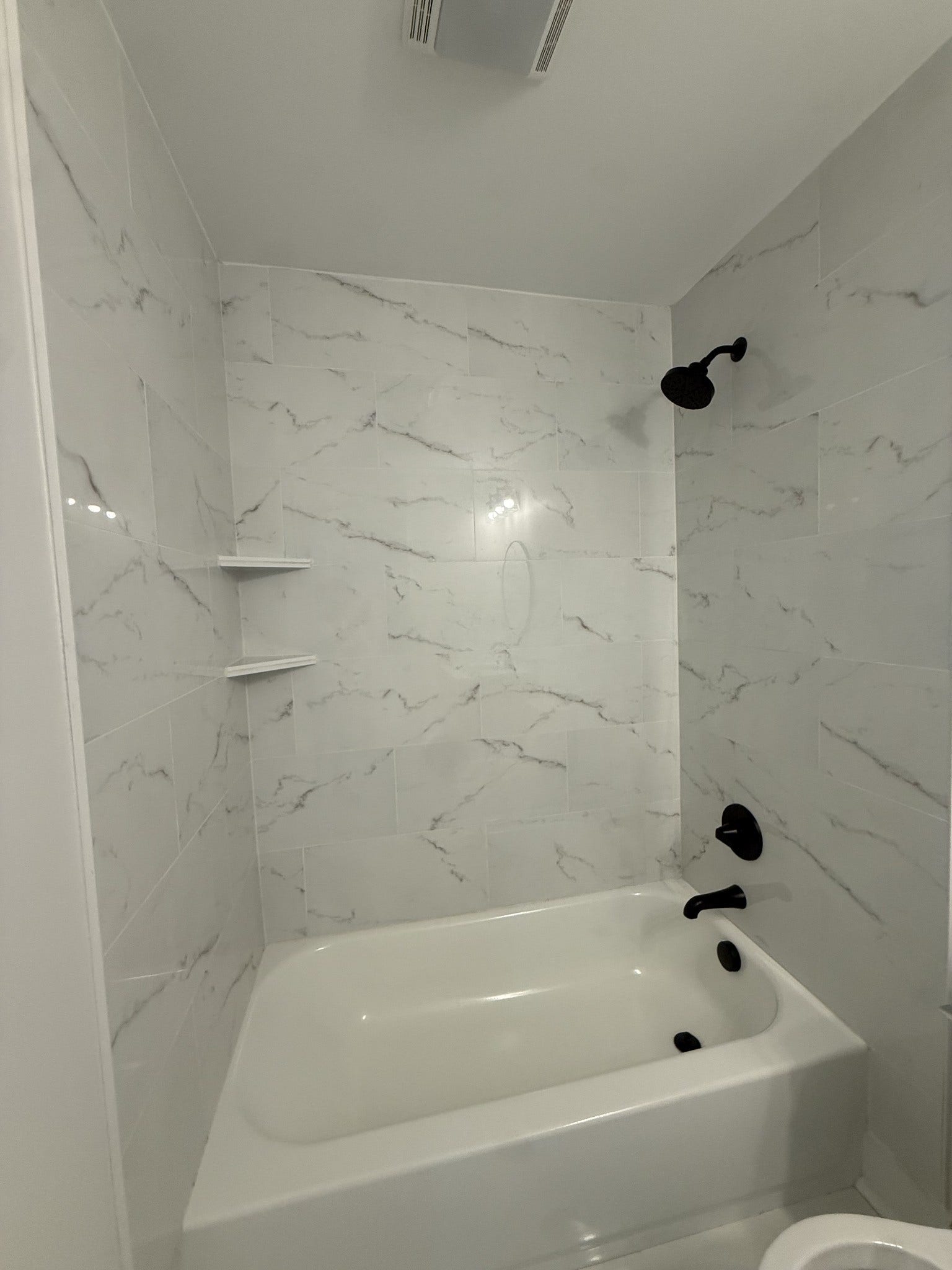 1541 Summitville Rd, Manchester, TN 37355 Another view of the second bath that features a tub-shower combo