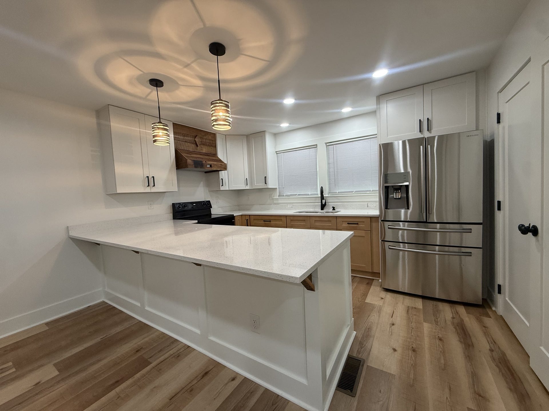 1541 Summitville Rd, Manchester, TN 37355 Quartz countertops, stainless appliances including a stove, dishwasher, microwave, and refrigerator on luxurious plank flooring